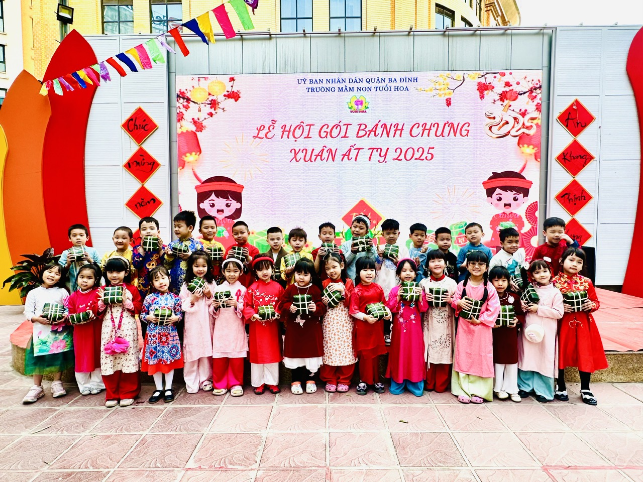 Các bạn nhỏ lớp A4 tham gia "Lễ hội gói bánh chưng" tại trường Mầm non Tuổi Hoa