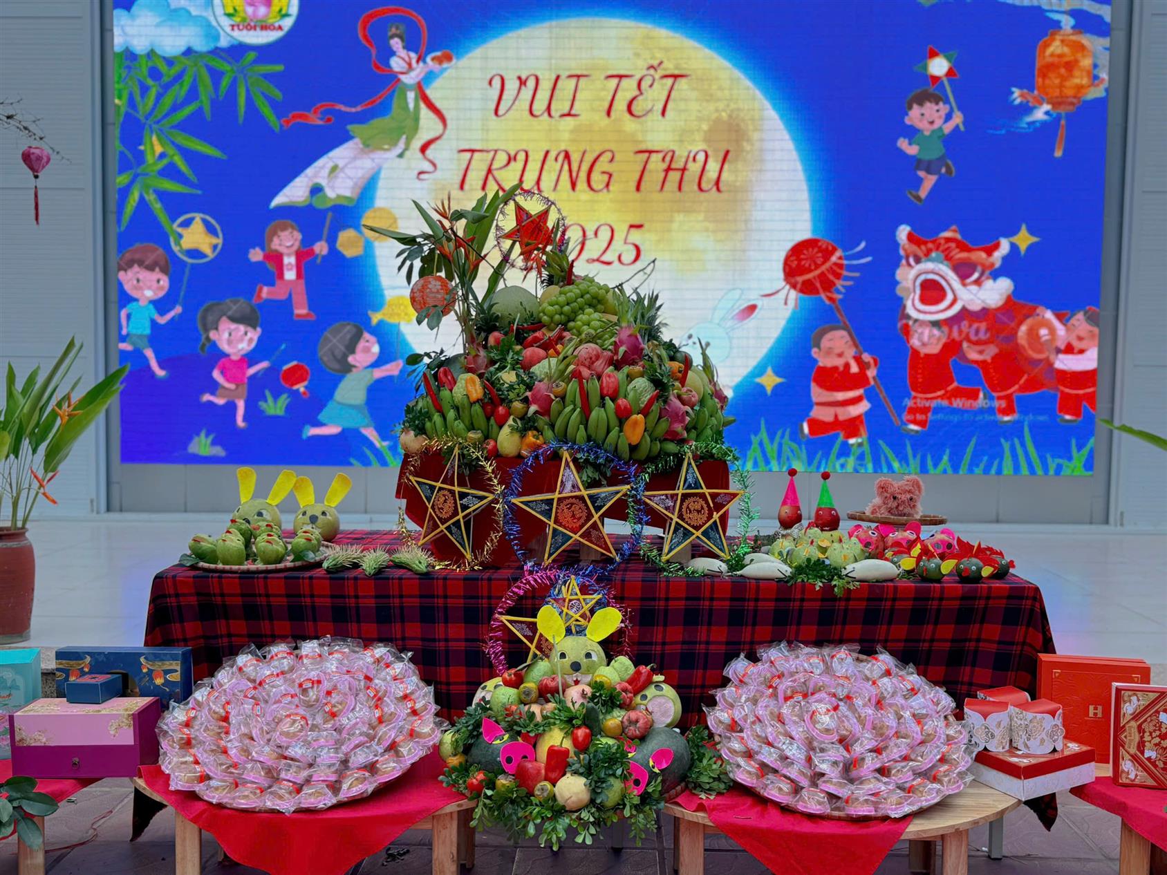 Tết trông trăng của các em bé lớp mẫu giáo bé C2 .