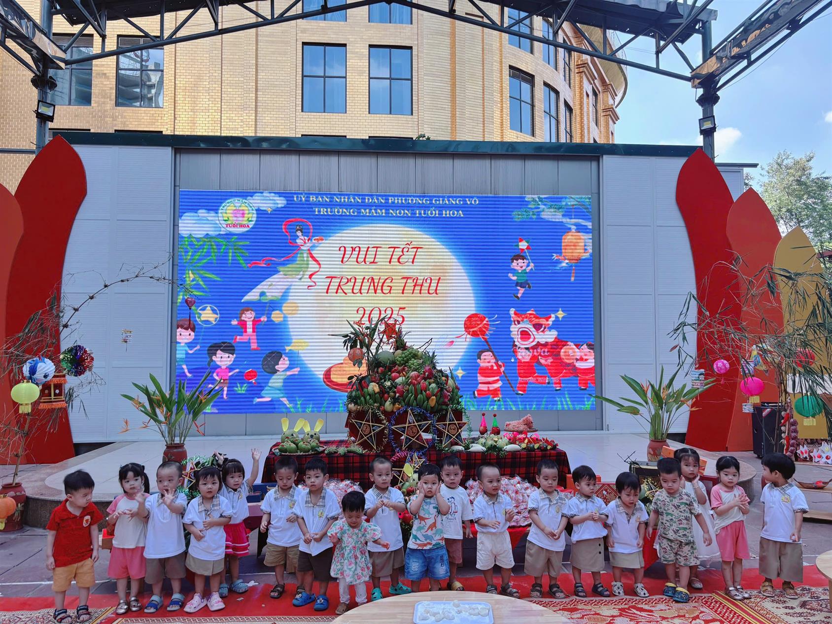 Vui hội trăng Rằm của các bé lớp nhà trẻ D2.