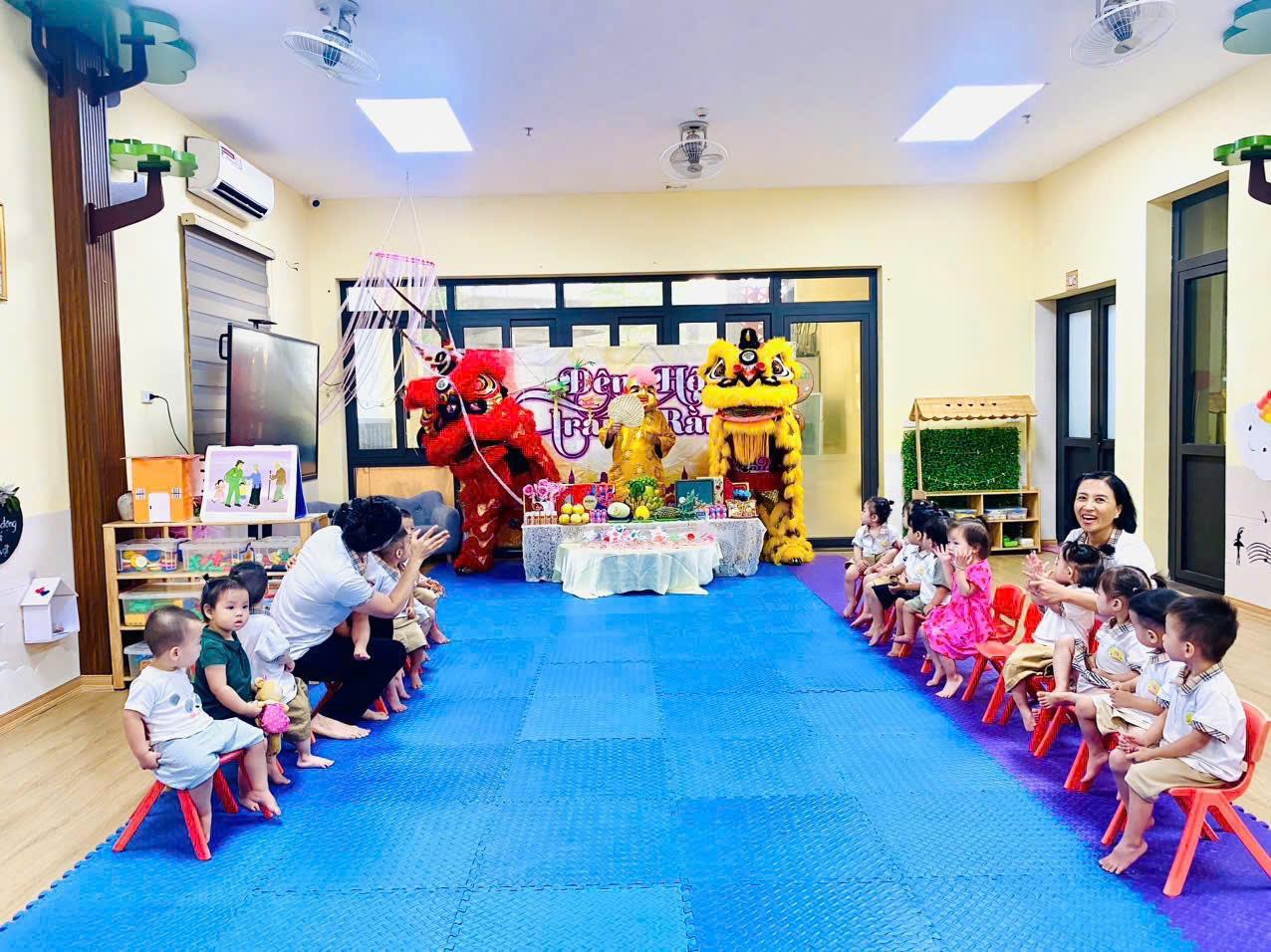 Trung thu yêu thương - Các bé lớp nhà trẻ D1 vui hội trăng rằm