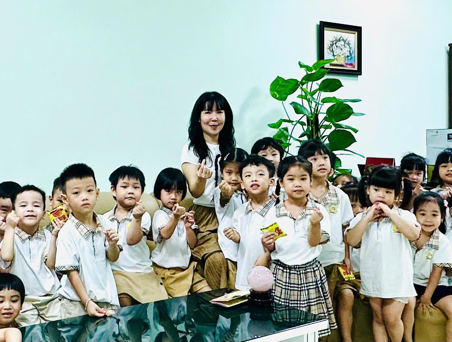 Các bé B2 thăm phòng bác Hiệu trưởng Thanh Hoa