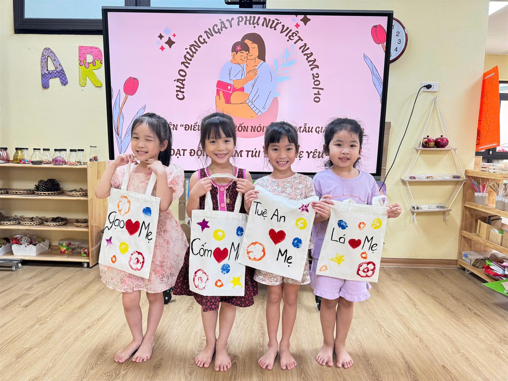 Hoạt động trải nghiệm 'Làm túi tặng mẹ' nhân ngày Phụ nữ Việt Nam 20/10 của các bạn lớp mẫu giáo lớn A3