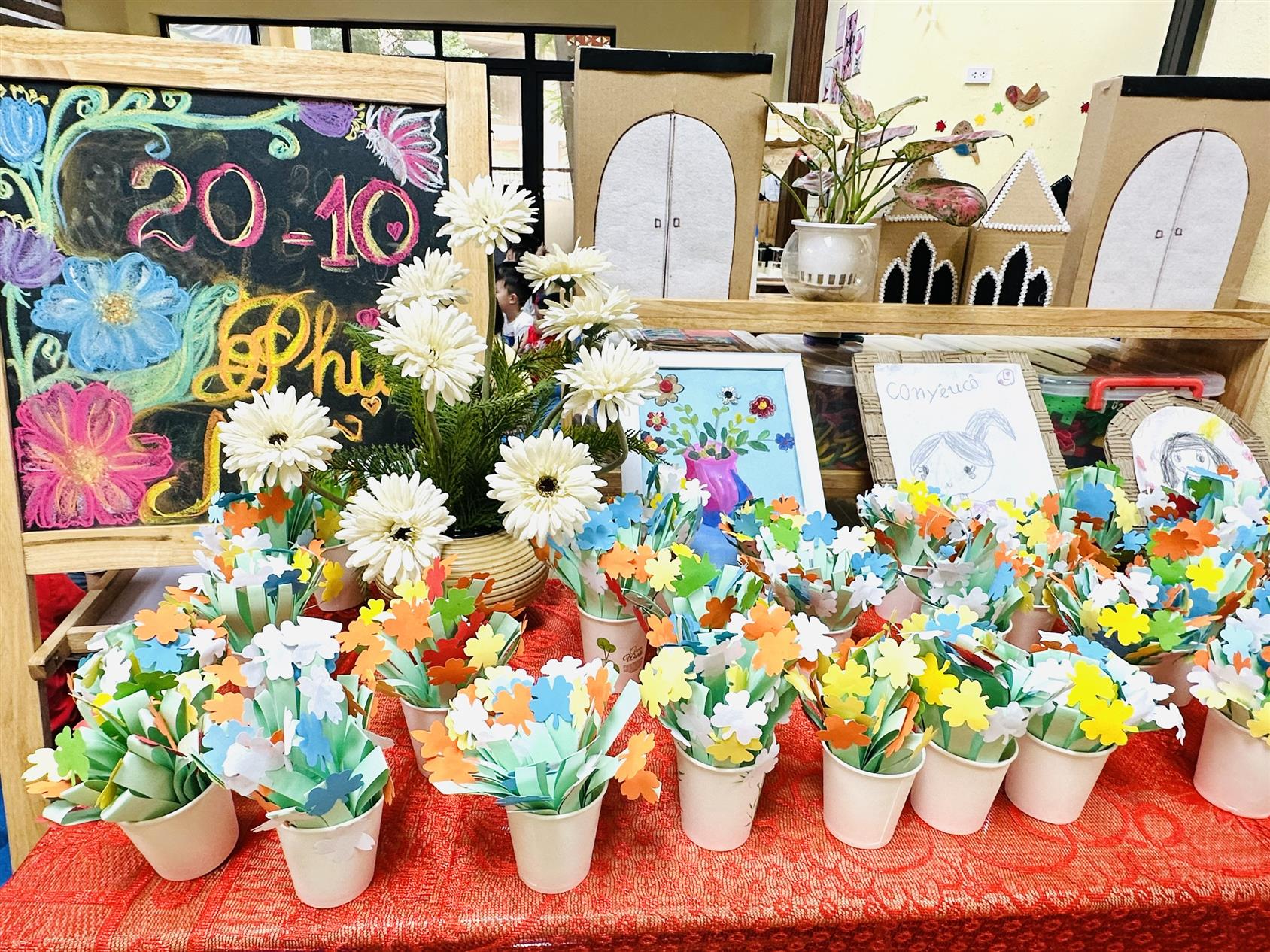 Các bé lớp B2 gửi lời yêu thương tới bà và mẹ nhân ngày phụ nữ Việt Nam 20-10