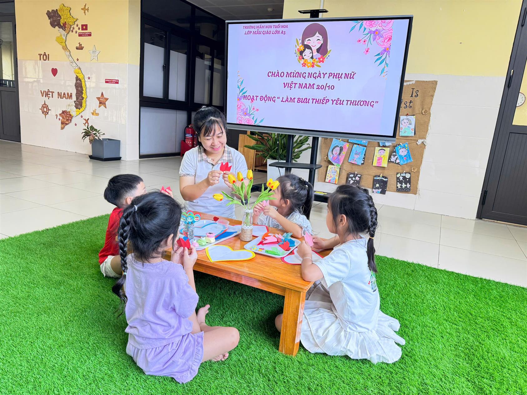 Các bé lớp mẫu giáo lớn A3 chào mừng ngày Phụ Nữ Việt Nam 20/10 với hoạt động trải nghiệm "Bưu thiếp yêu thương"