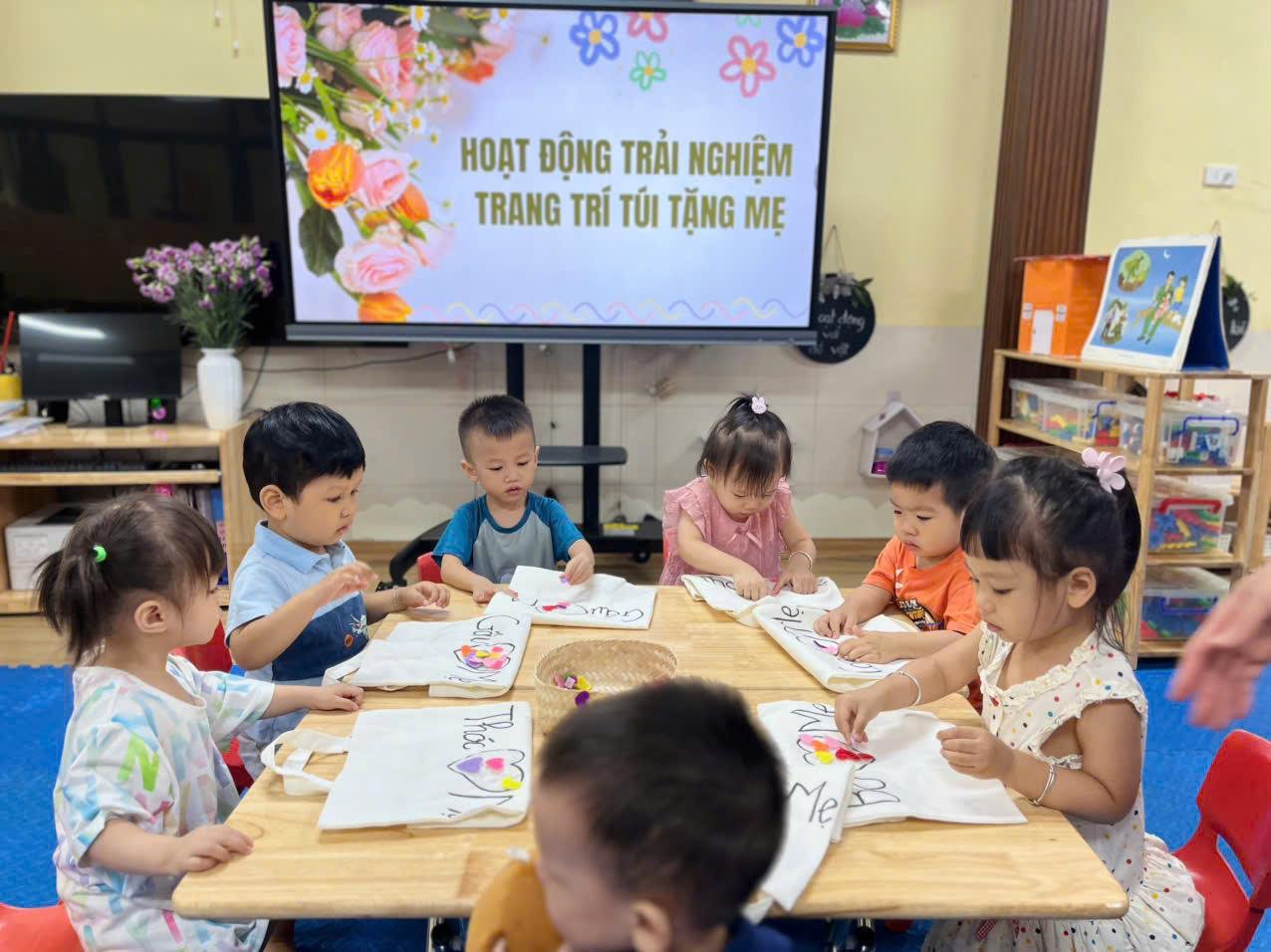 Hoạt động “Trang trí túi tặng mẹ” của các bé lớp nhà trẻ D1 – Yêu Thương Từ Những Bàn Tay Nhỏ 💞