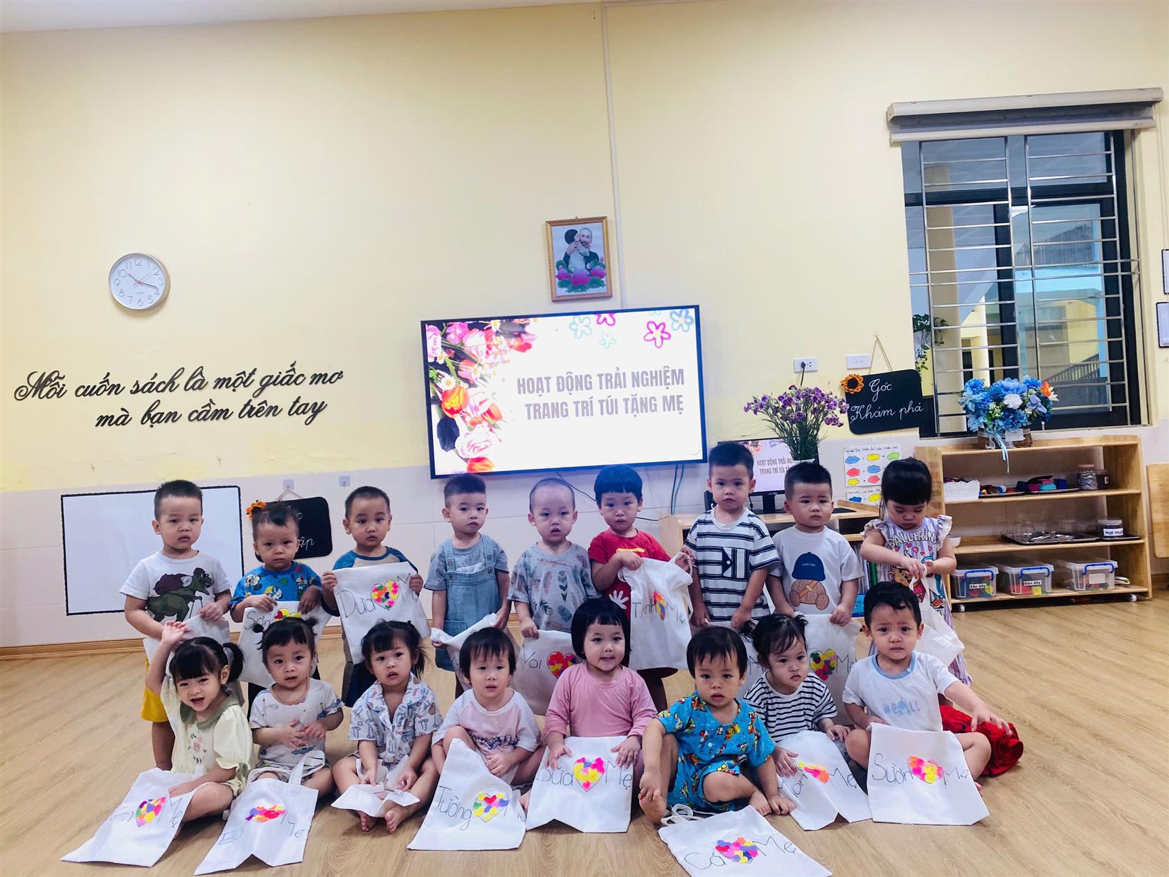 Chào mừng ngày 20/10 của của các bạn nhỏ lớp Nhà trẻ D3 qua hoạt động: "Trang trí túi tặng mẹ"