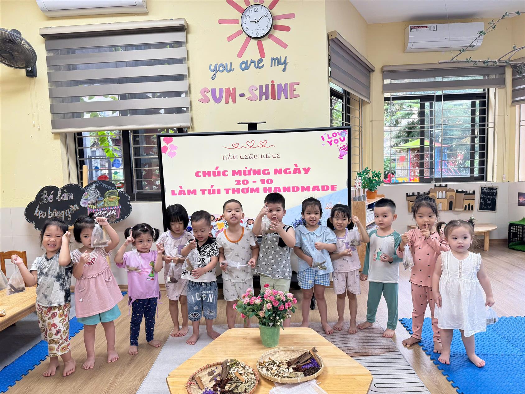 Hoạt động " Làm túi thơm và bưu thiếp tặng mẹ" của các bé lớp C1 - Chào mừng ngày phụ nữ Việt Nam 20/10