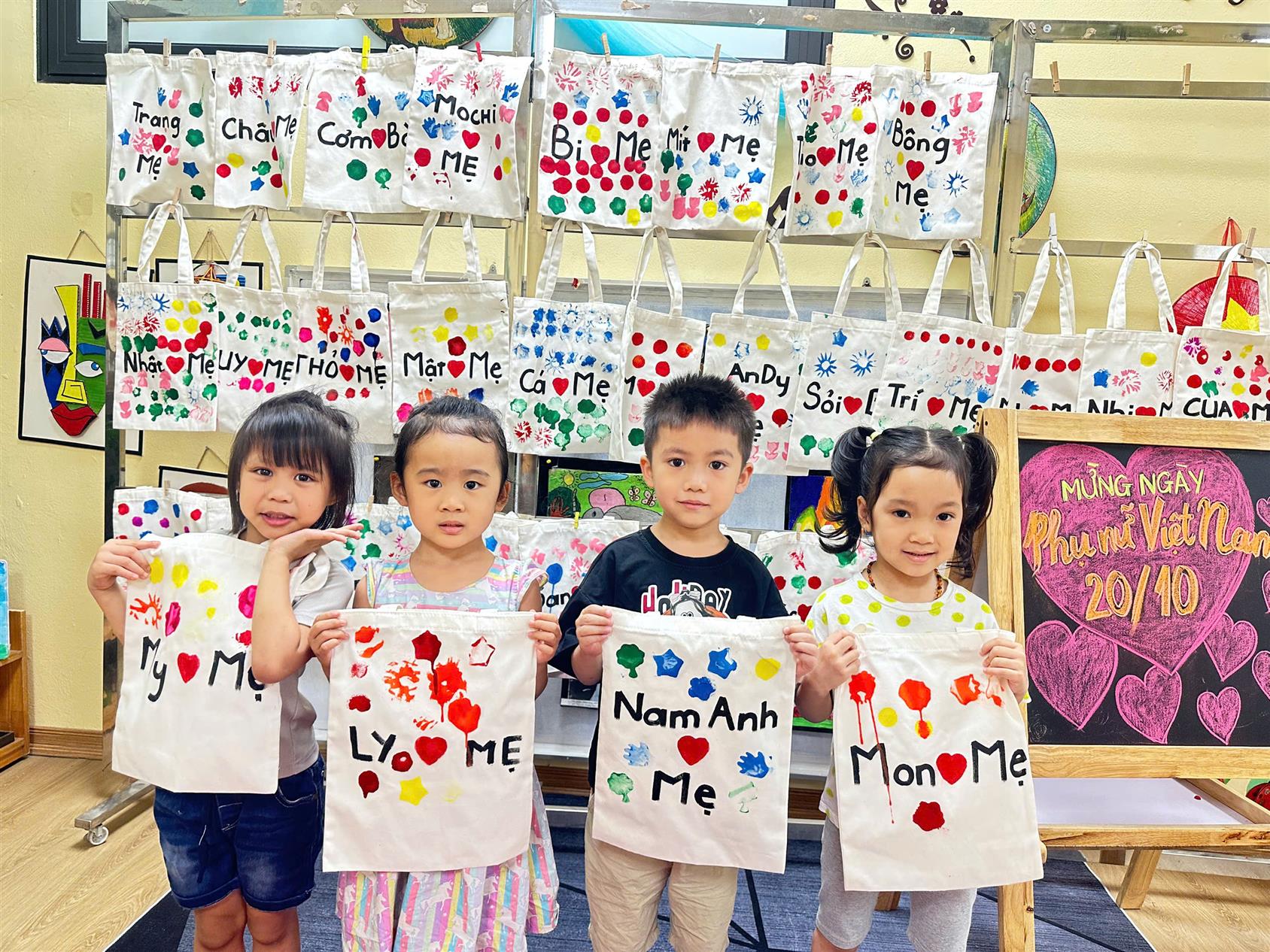 Hoạt động "LÀM TÚI TẶNG MẸ" nhân ngày 20/10 lớp MGL A2