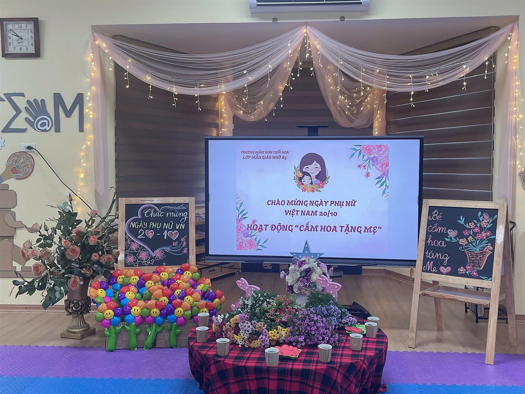 Hoạt động trải nghiệm “ Cắm hoa tặng Bà, tặng Mẹ nhân ngày Phụ Nữ Việt Nam 20 -10 " của Lớp Mẫu Giáo Nhỡ B3