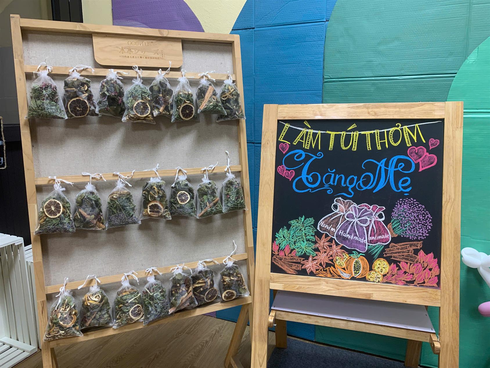 Hoạt động “Làm túi thơm tặng mẹ” – Món quà yêu thương từ các bé Lớp C3