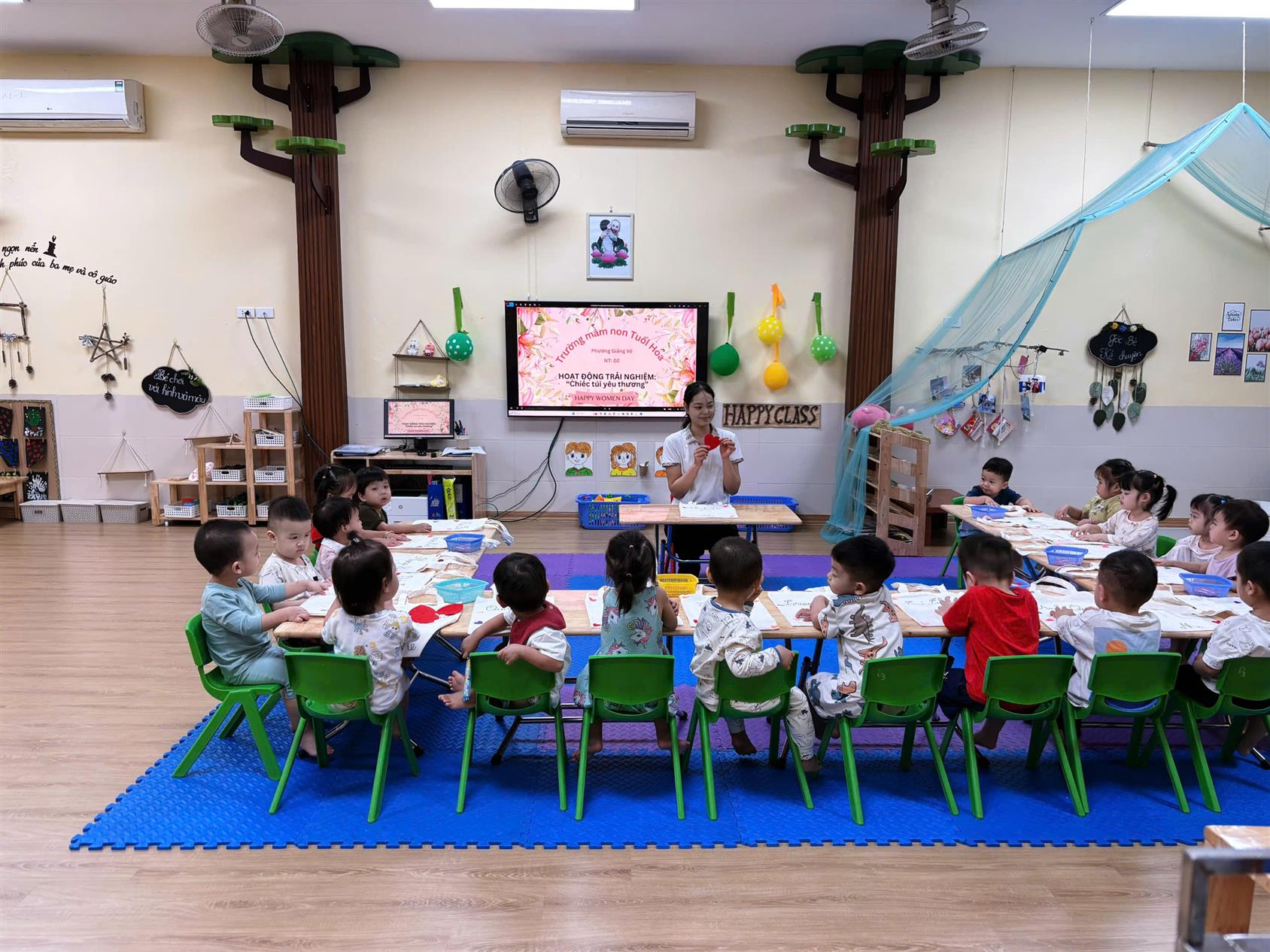 Các Bé lớp Nhà trẻ D2 hào hứng trải nghiệm làm " Chiếc túi yêu thương " tặng mẹ nhân ngày 20/10.