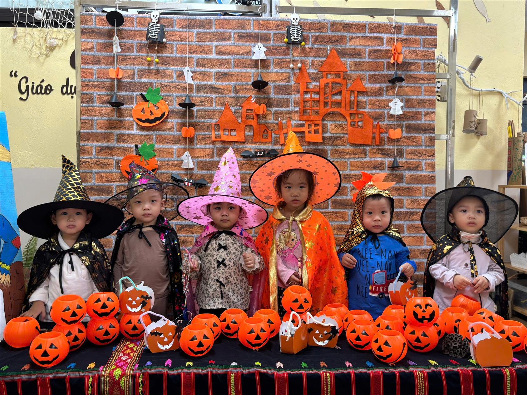 Ngày hội Halloween vui nhộn của các Bé lớp nhà trẻ D2.