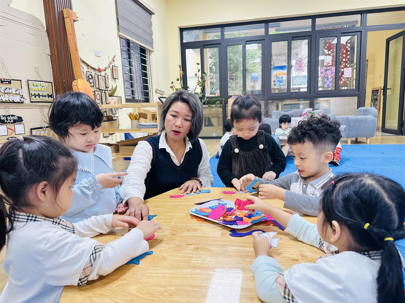 Các bé lớp mẫu giáo nhỡ B2 chào mừng các cô bác xã Đại Xuyên tới thăm trường