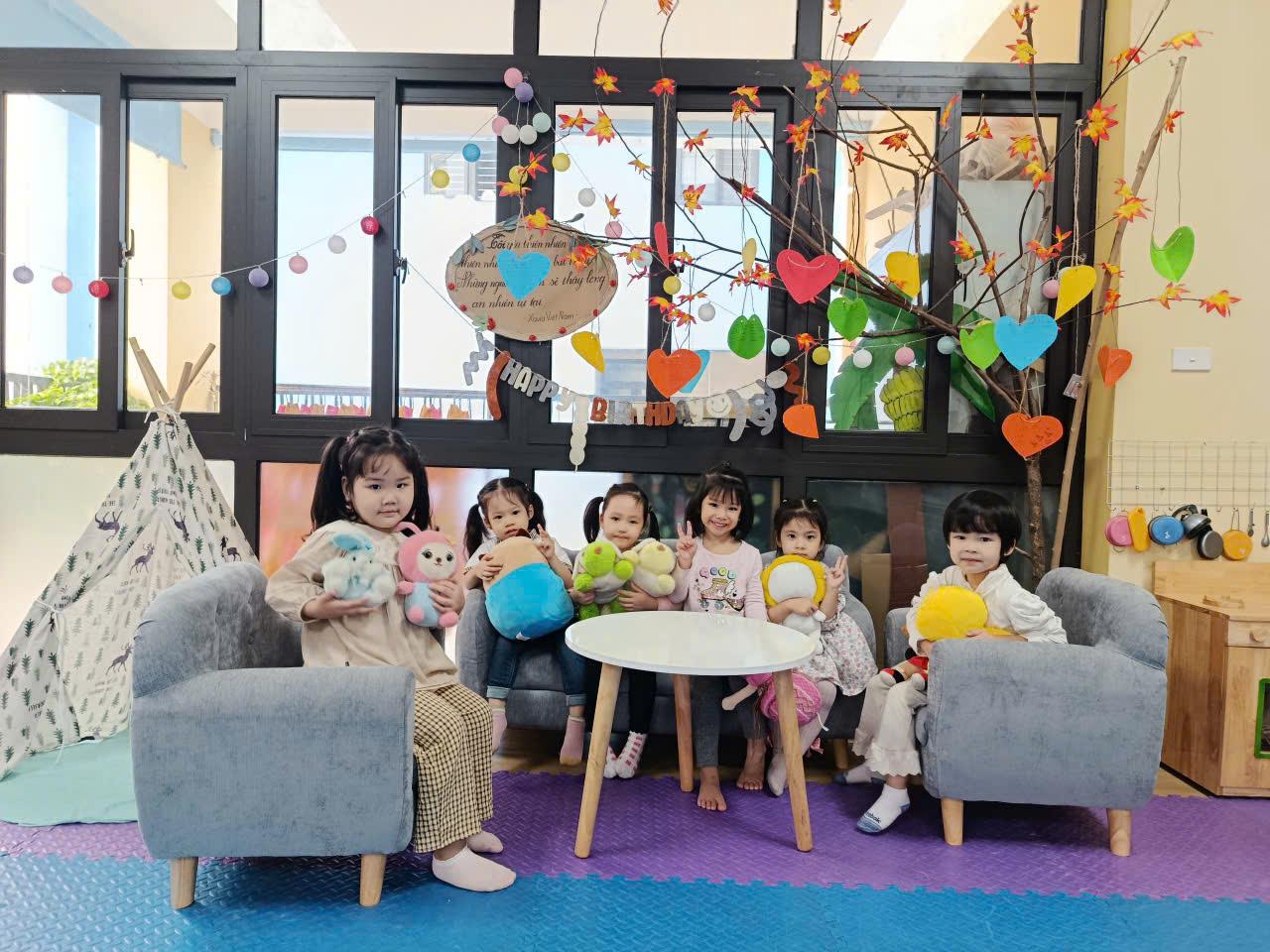 Lớp MGN B3 hân hoan đón đoàn đại biểu xã Đại Xuyên đến thăm quan lớp học