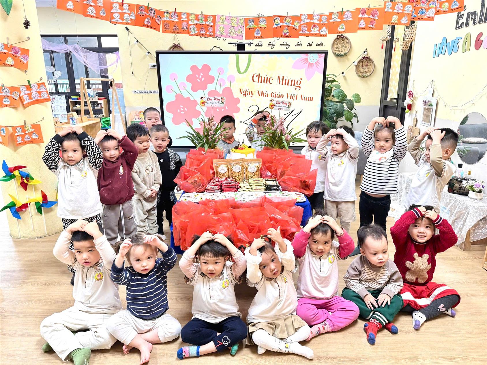 Cô và trò lớp C1 hân hoan dự ngày hội Nhà Giáo Việt Nam 20/11