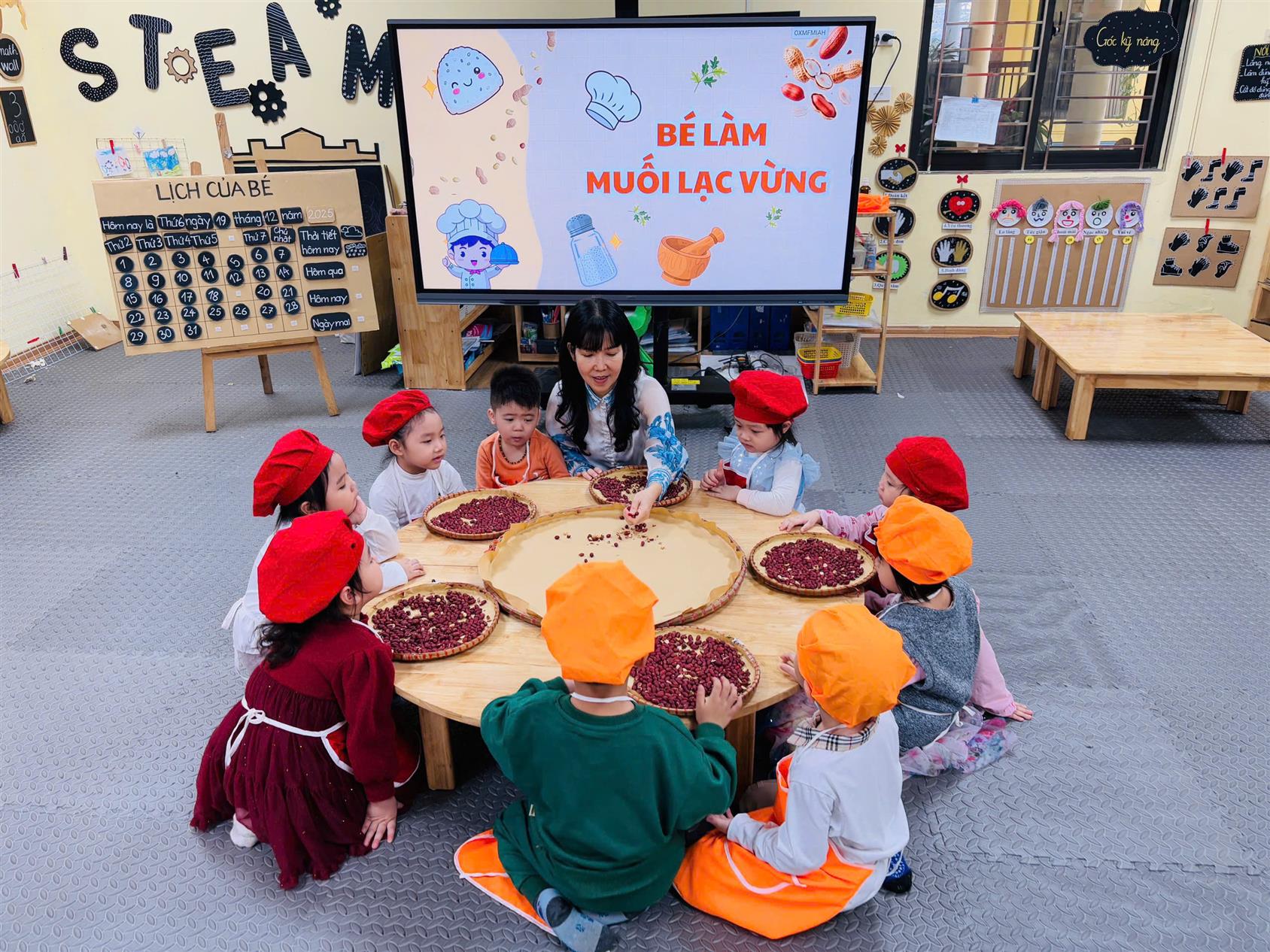 Những "đầu bếp nhí" lớp MGB B1 trải nghiệm làm muối vừng lạc