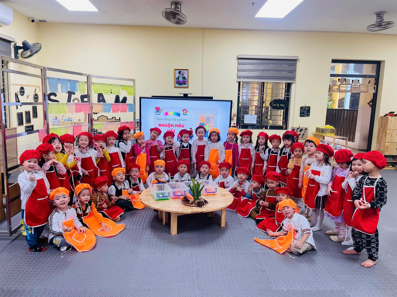 Các con học sinh lớp B1 thích thú, hào hứng với động trải nghiệm nhuộm màu vải