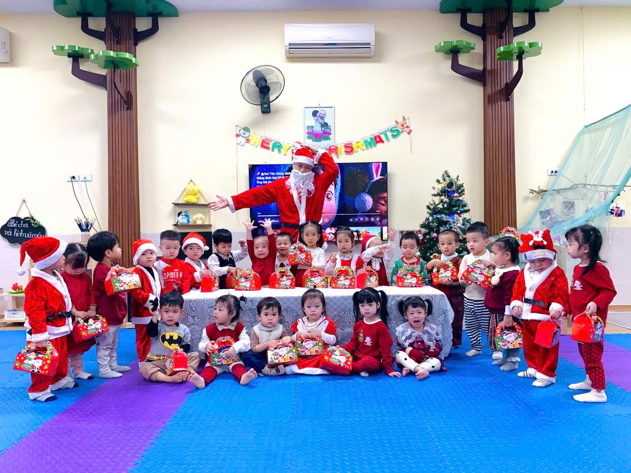 Noel ấm áp và an lành của các Bé lớp Nhà trẻ D2.