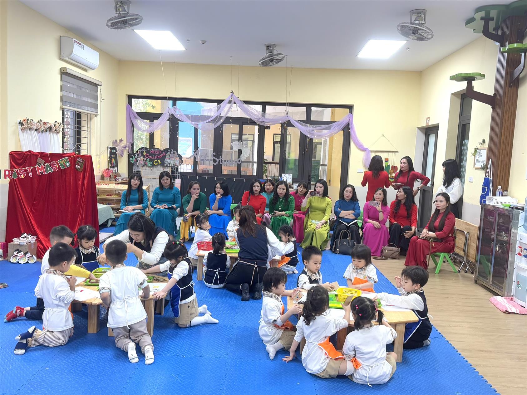 Lớp mẫu giáo bé C1 hân hoan đón các bác, các cô Trường Mầm non Xã Phú Lương đến thăm quan học tập.