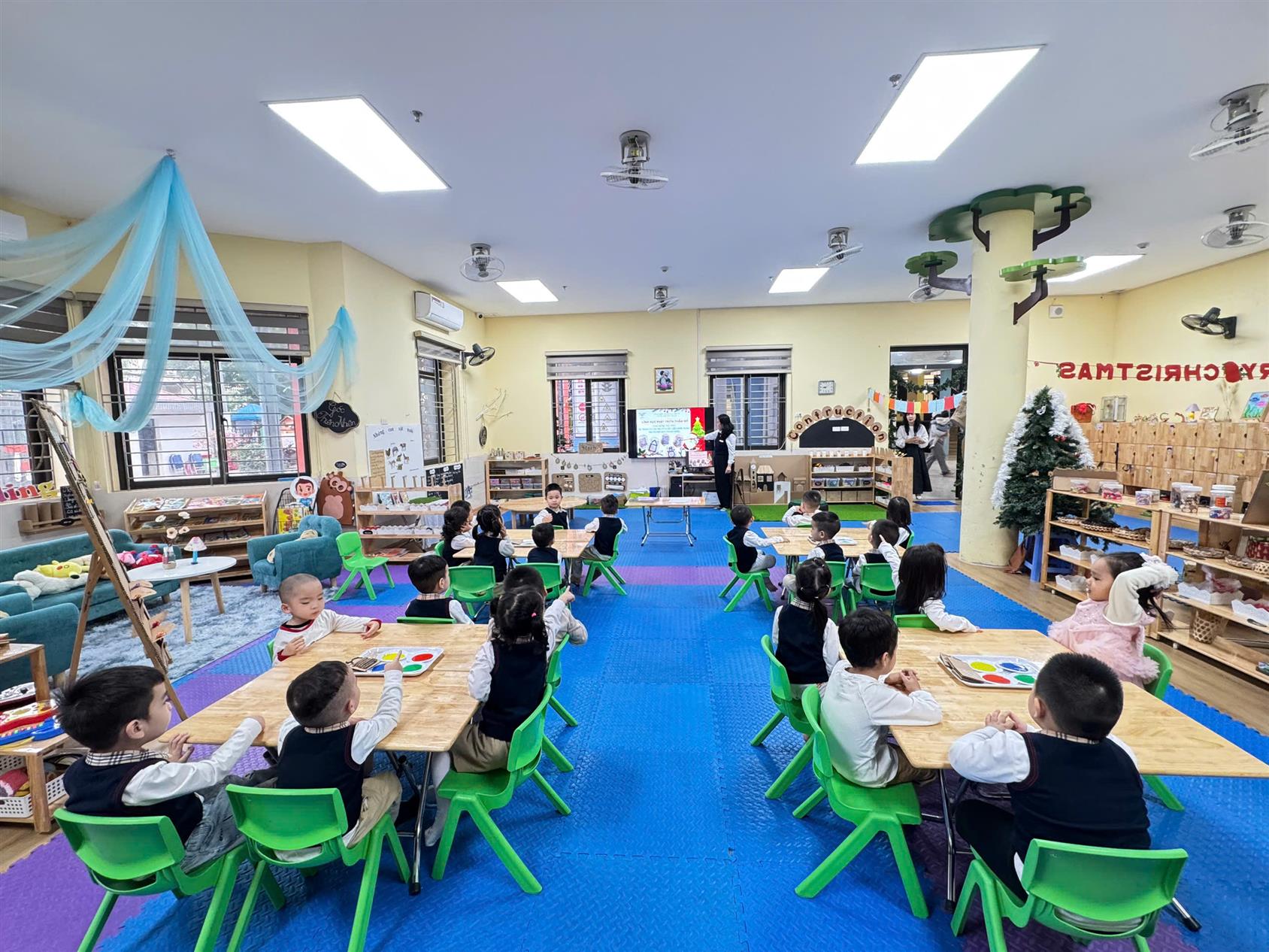 Lớp C2 hân hoan chào đón đoàn các bác, các cô Trường Mầm non xã Phú Lương