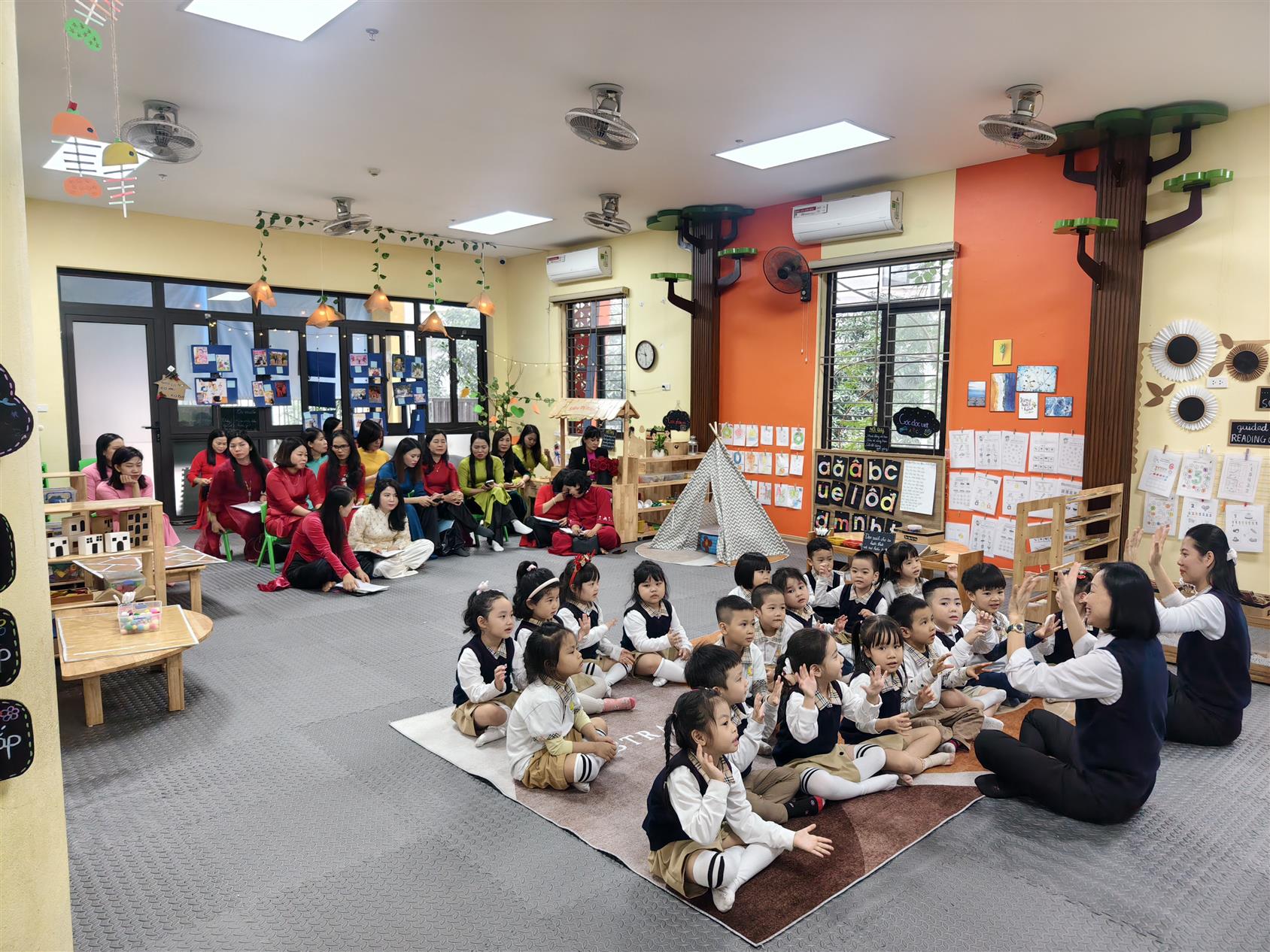 Các con học sinh lớp MGN B1 hân hoan chào đón các bác các cô giáo từ Thái Nguyên đến thăm quan lớp học