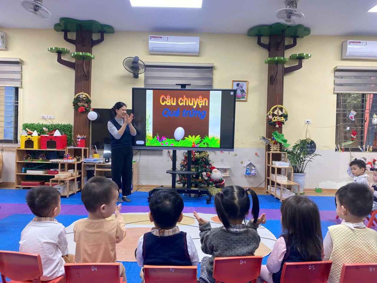 Các bé lớp nhà trẻ D1 hân hoan chào đón đoàn các bác, các cô đến thăm từ đoàn Trường Mầm non xã Phú Lương