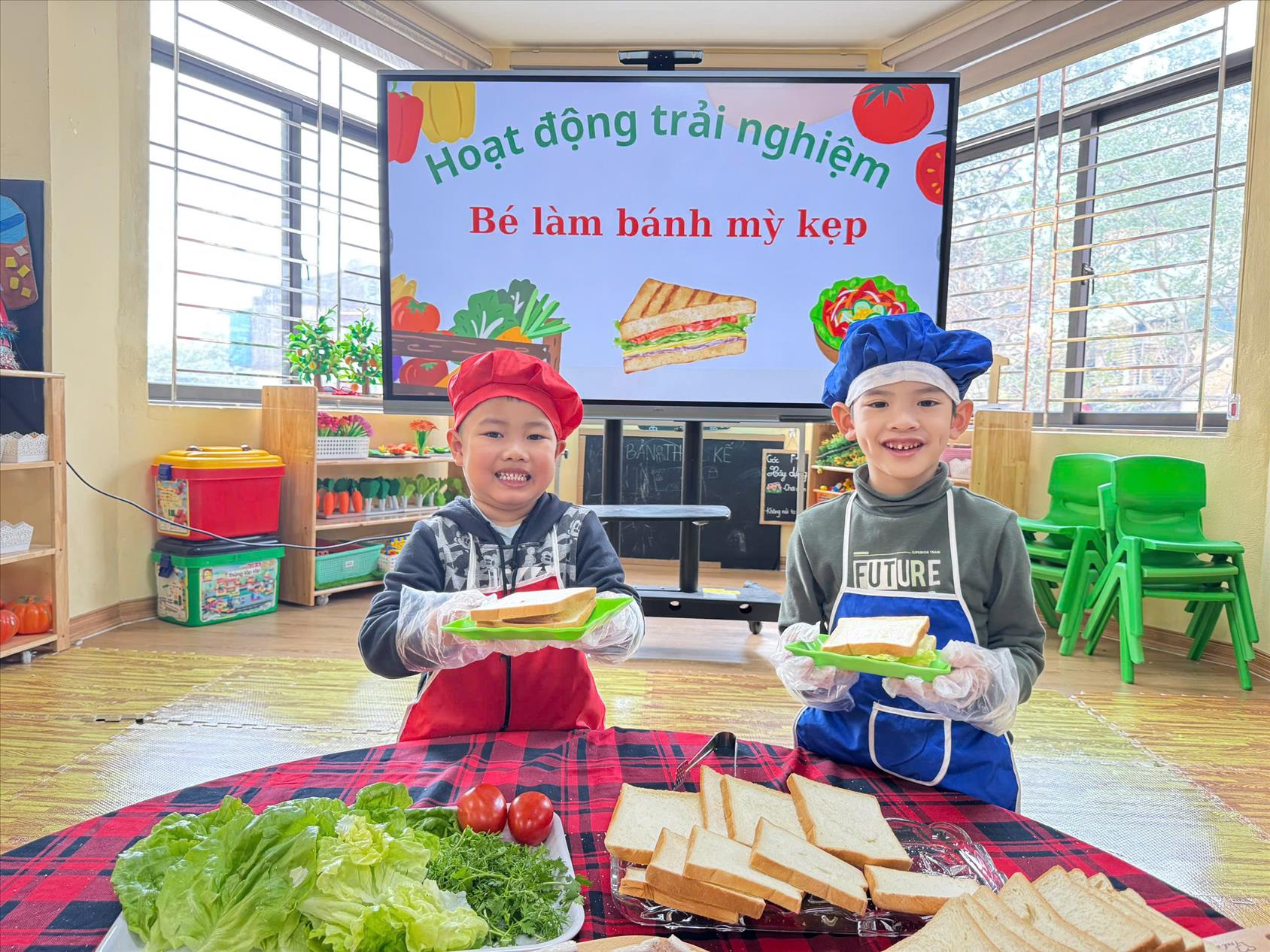 Các bé lớp MGL A3 trường mầm non Tuổi Hoa trổ tài làm bánh mỳ kẹp pate