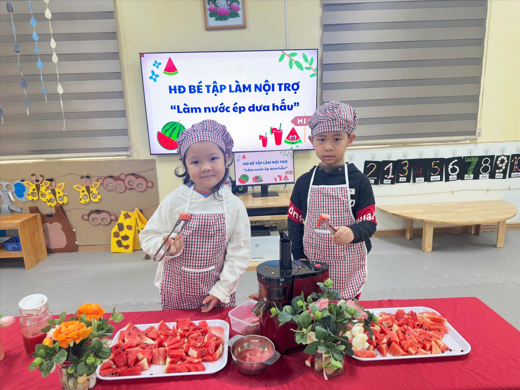 Các bé lớp mẫu giáo lớn A2 cùng tham gia hoạt động trải nghiệm " Làm nước ép dưa hấu"