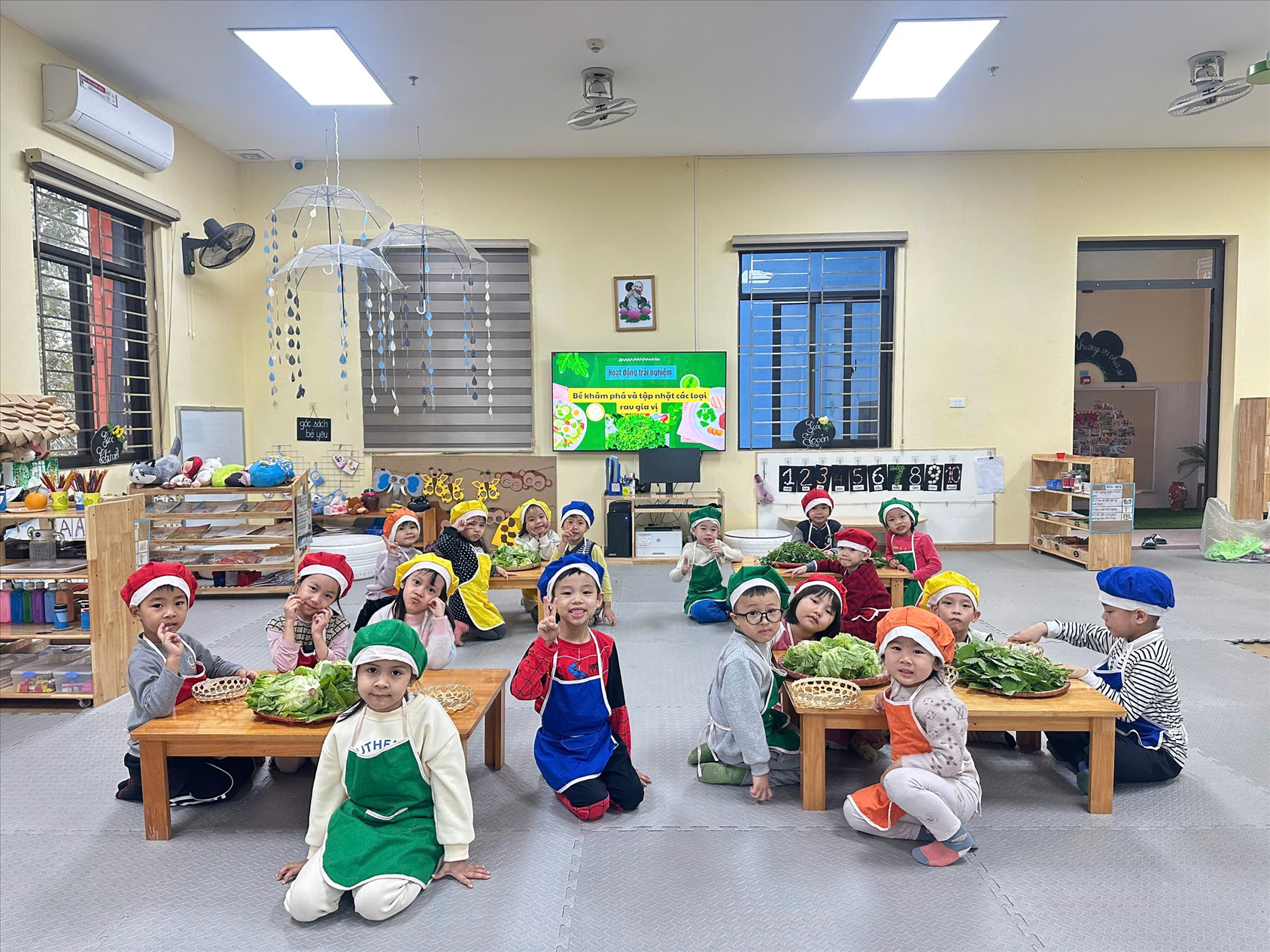 Hoạt động trải nghiệm " Bé tập nhặt rau" của các bé lớp mẫu giáo lớn A2 trường mầm non Tuổi Hoa