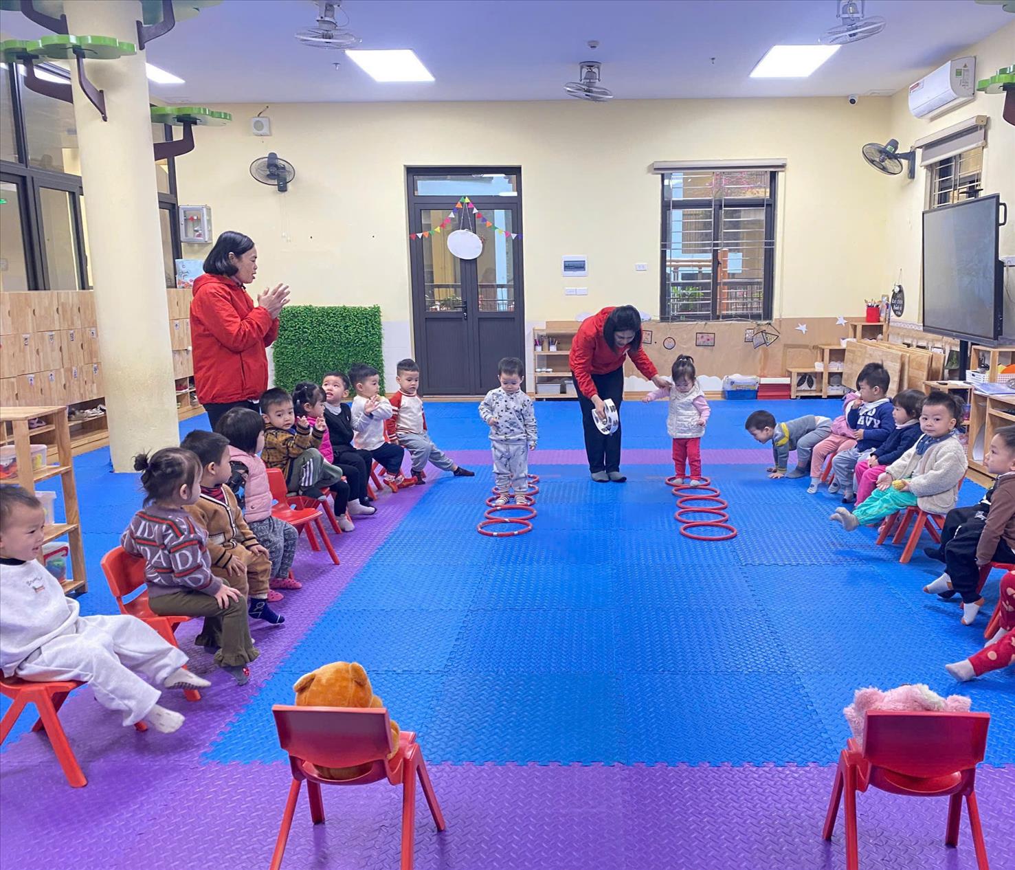 Phát triển vận động "Đi bước vào các ô" của các bạn nhà trẻ lớp D1 trường mầm non Tuổi Hoa