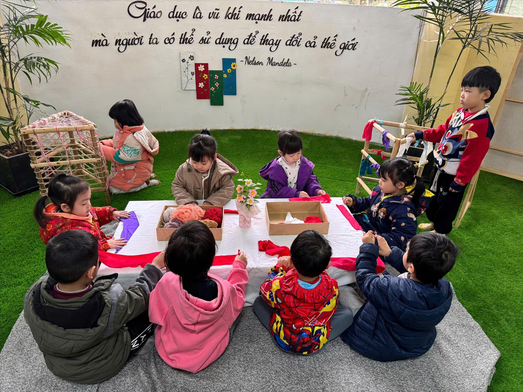 Hoạt động trải nghiệm khu sáng tạo nghệ thuật với chủ đề “Nghệ thuật thêu thùa, đan tết” của các bé MGN B2
