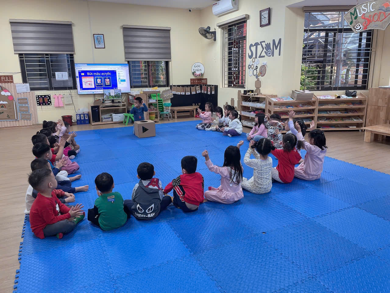 Hoat động thử nghiệm " Nam châm hút gì ? " của các bé lớp MGN B4