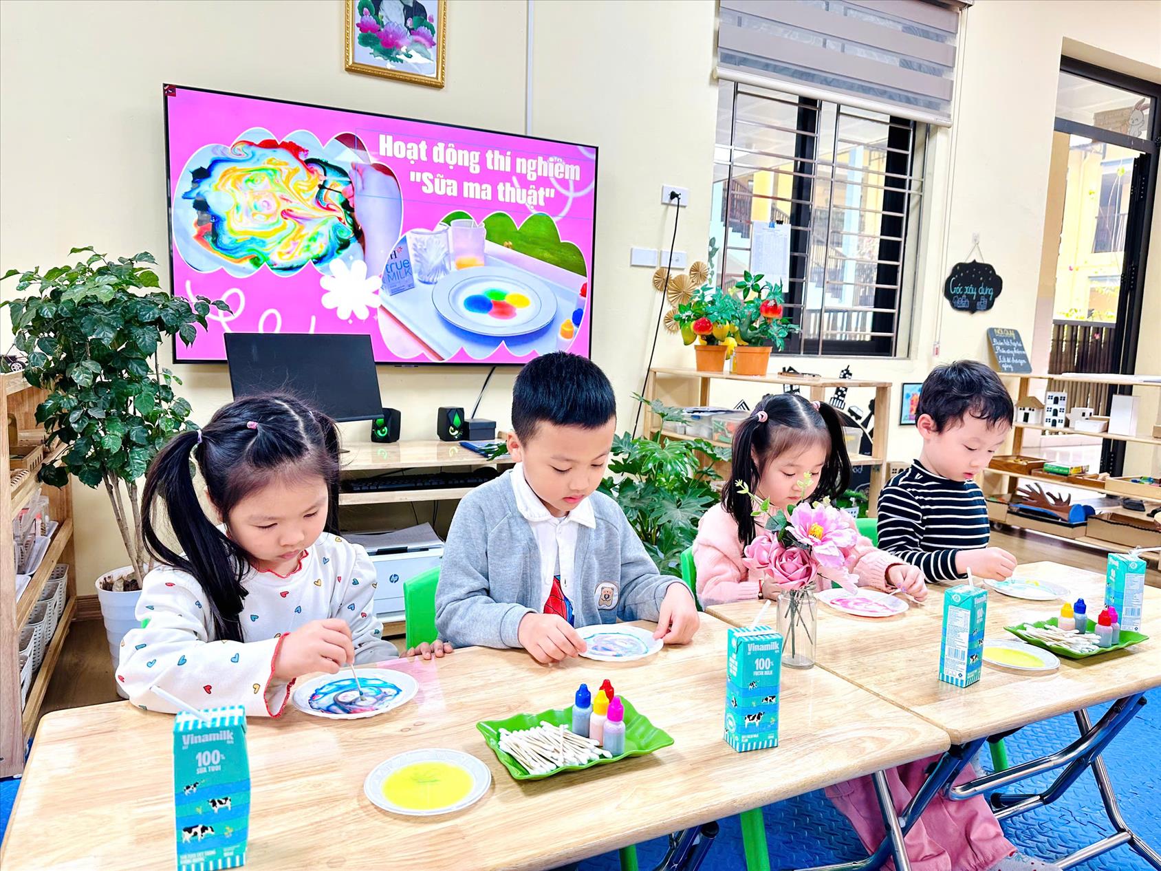 Hoạt động thí nghiệm "Sữa ma thuật" của các bé MGN - B1