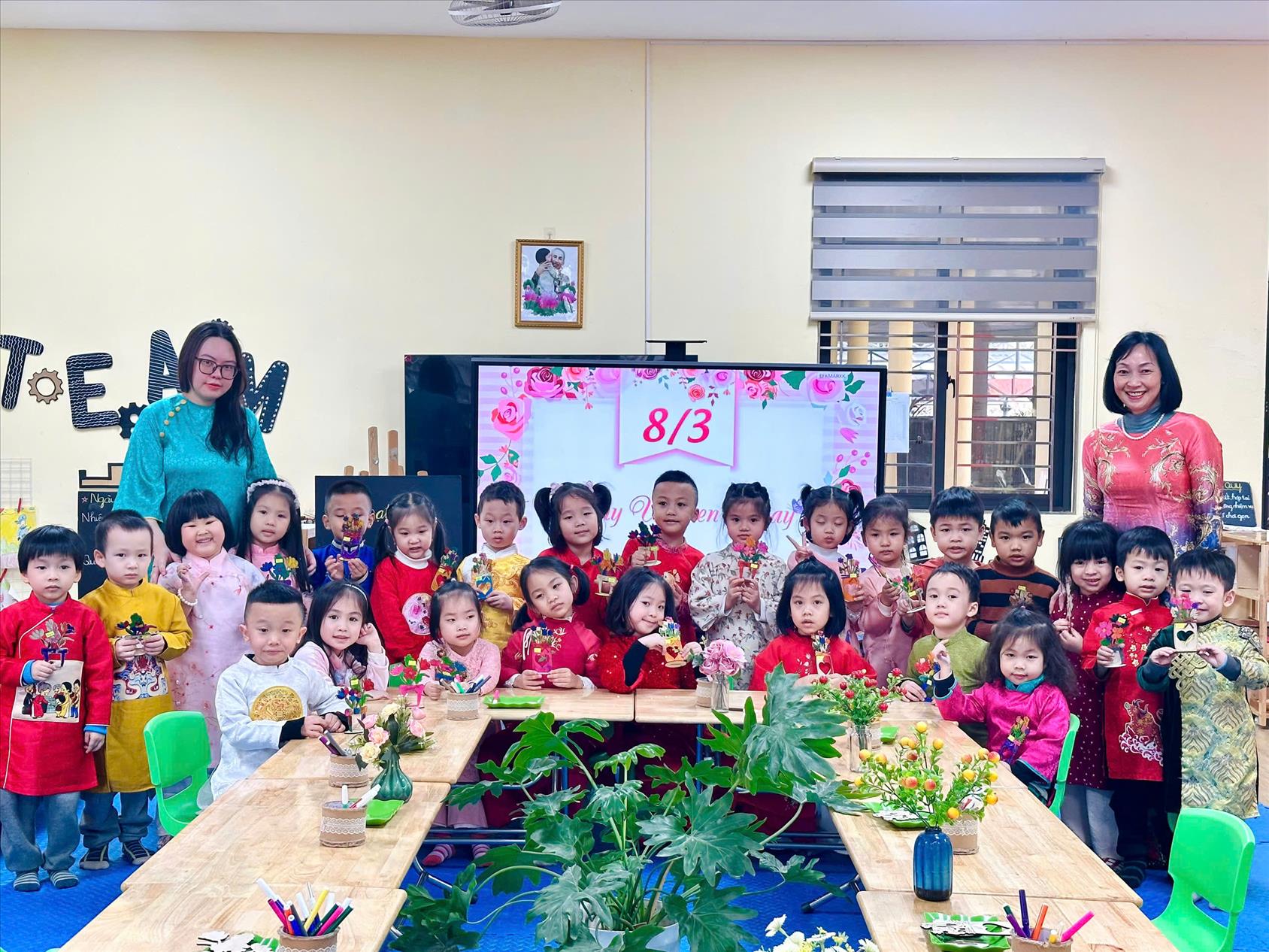 Hoạt động "Làm thiệp hoa gỗ tặng bà và mẹ nhân ngày Quốc tế phụ nữ 8/3" của các bé lớp MGN B1