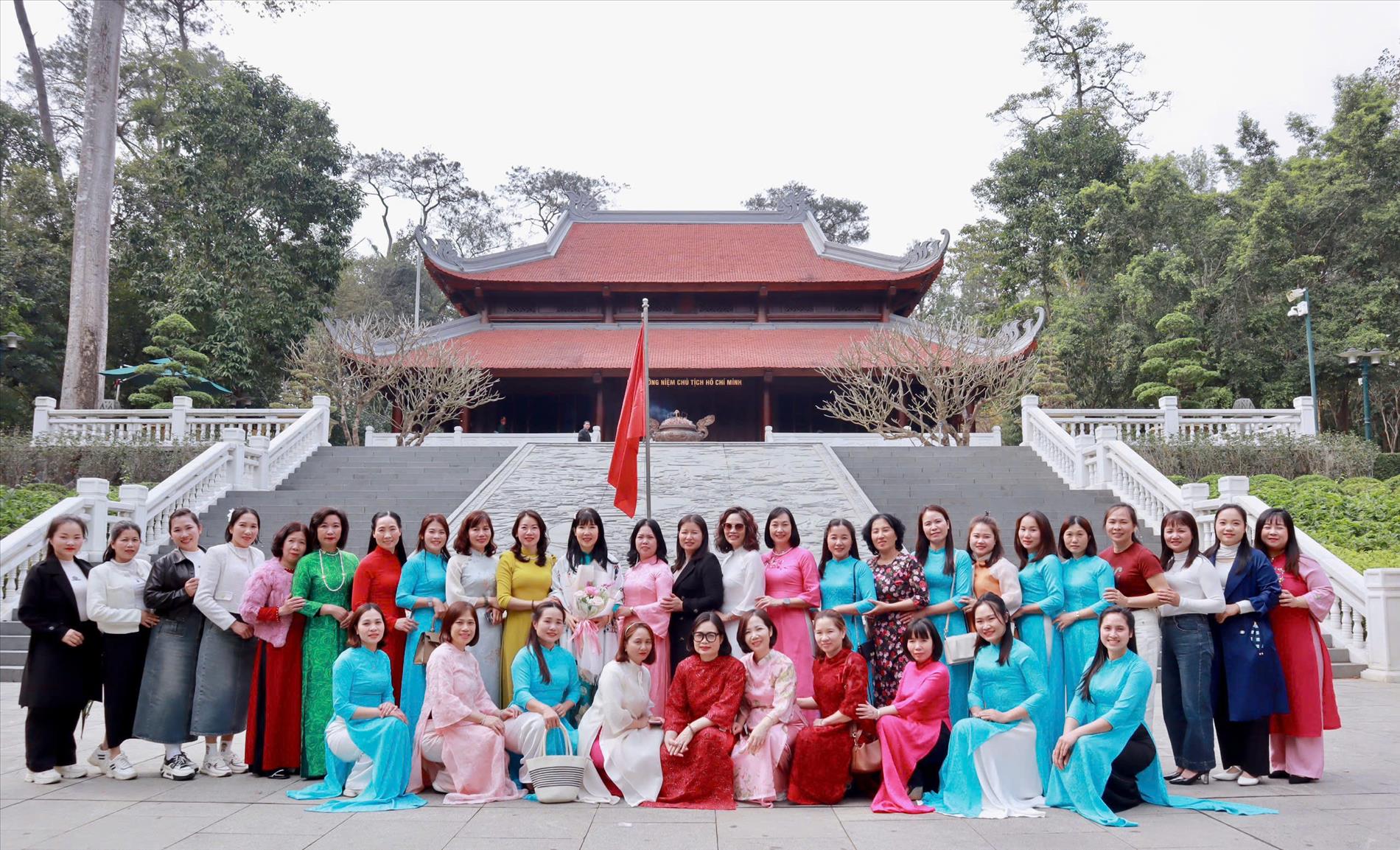 Chi bộ trường mầm non Tuổi Hoa tổ chức sinh hoạt chuyên đề  với chủ đề “Học tập và làm theo tư tưởng đạo đức, phong cách Hồ Chí Minh” tại K9 Đá Chông