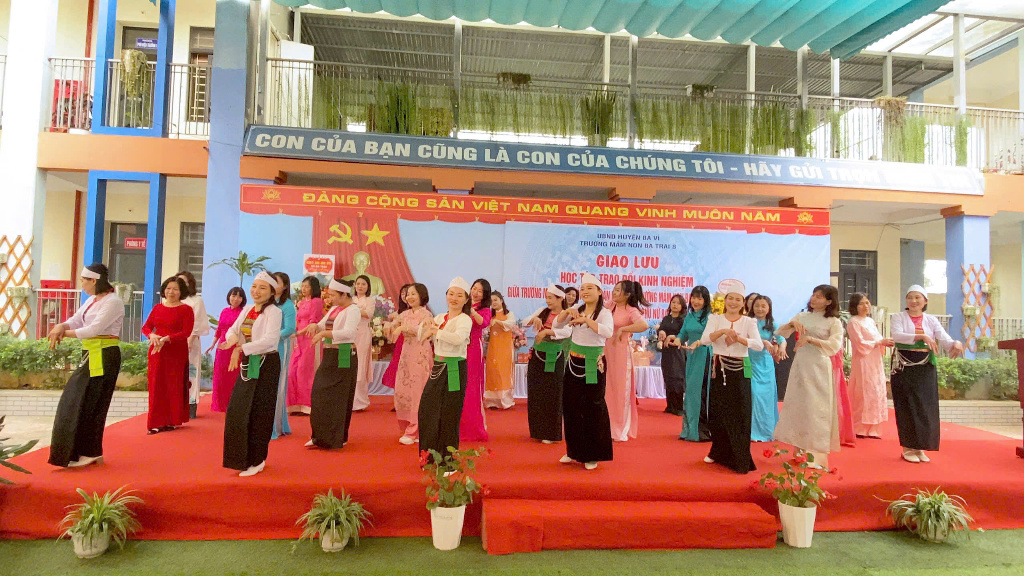 Trường mầm non Tuổi Hoa (Ba Đình) và trường mầm non Ba Trại B (Ba Vì) giao lưu văn nghệ chào mừng kỷ niệm 115 ngày quốc tế phụ nữ 8/3
