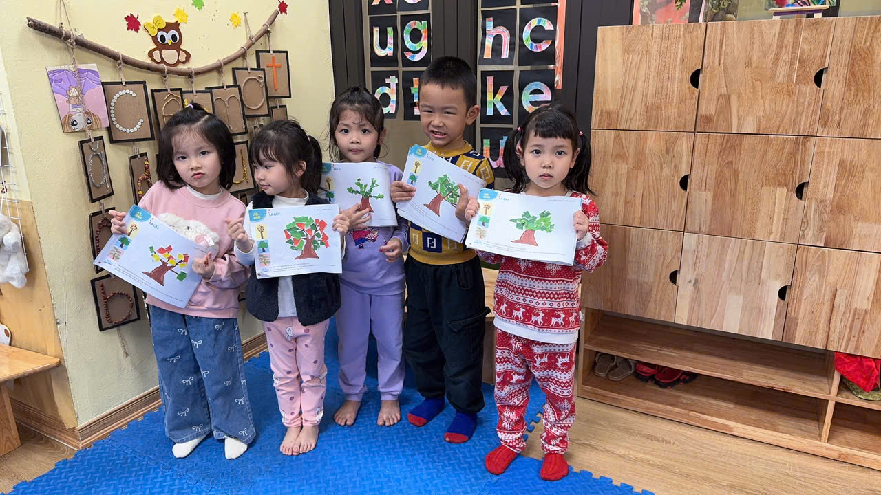 Hoạt động tạo hình " Xé dán lá cây"  của các bé lớp Mẫu giáo nhỡ B2