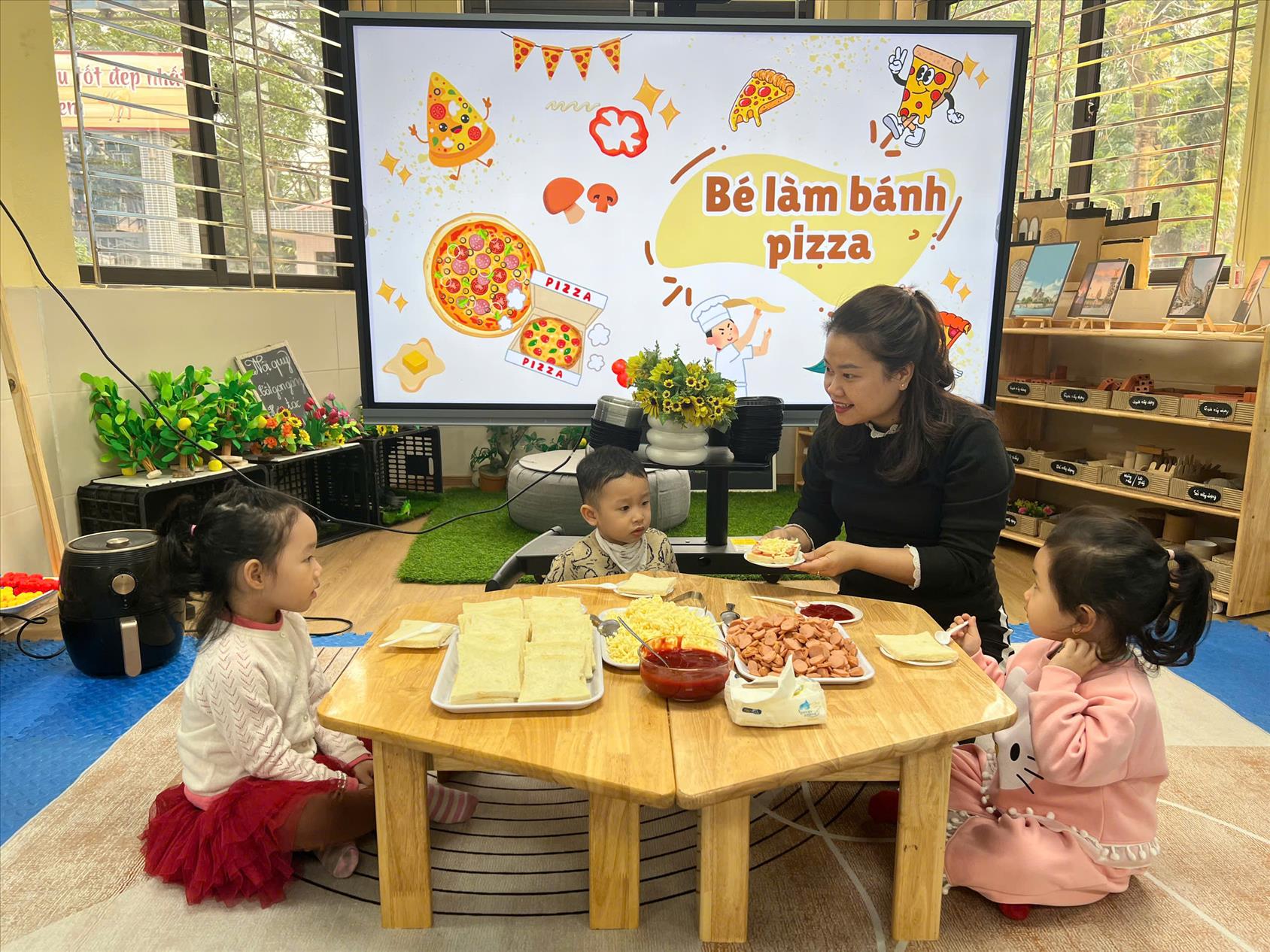 Niềm vui trải nghiệm: Bé làm bánh Pizza tại lớp MGB C1