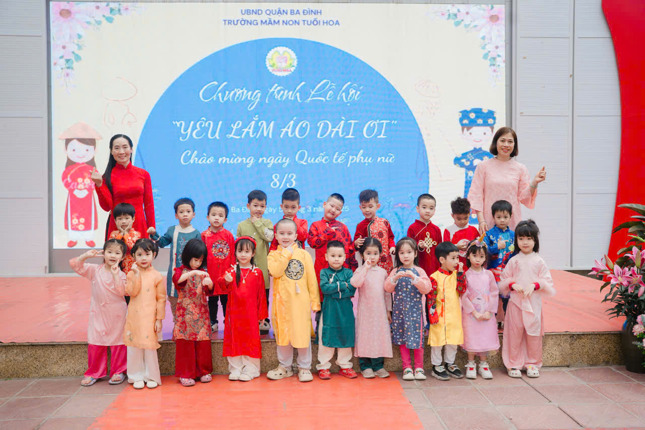 Các bé lớp B3 tham gia chương trình " Yêu Lắm Áo Dài Ơi"