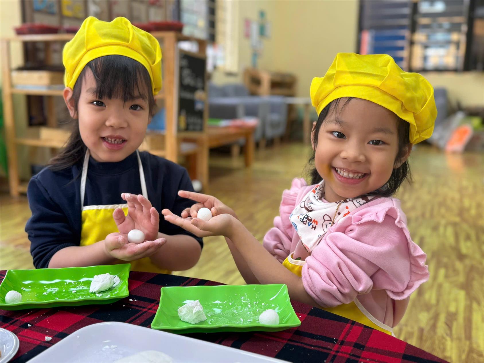 Các bé lớp mẫu giáo lớn A3 vui Tết Hàn Thực!