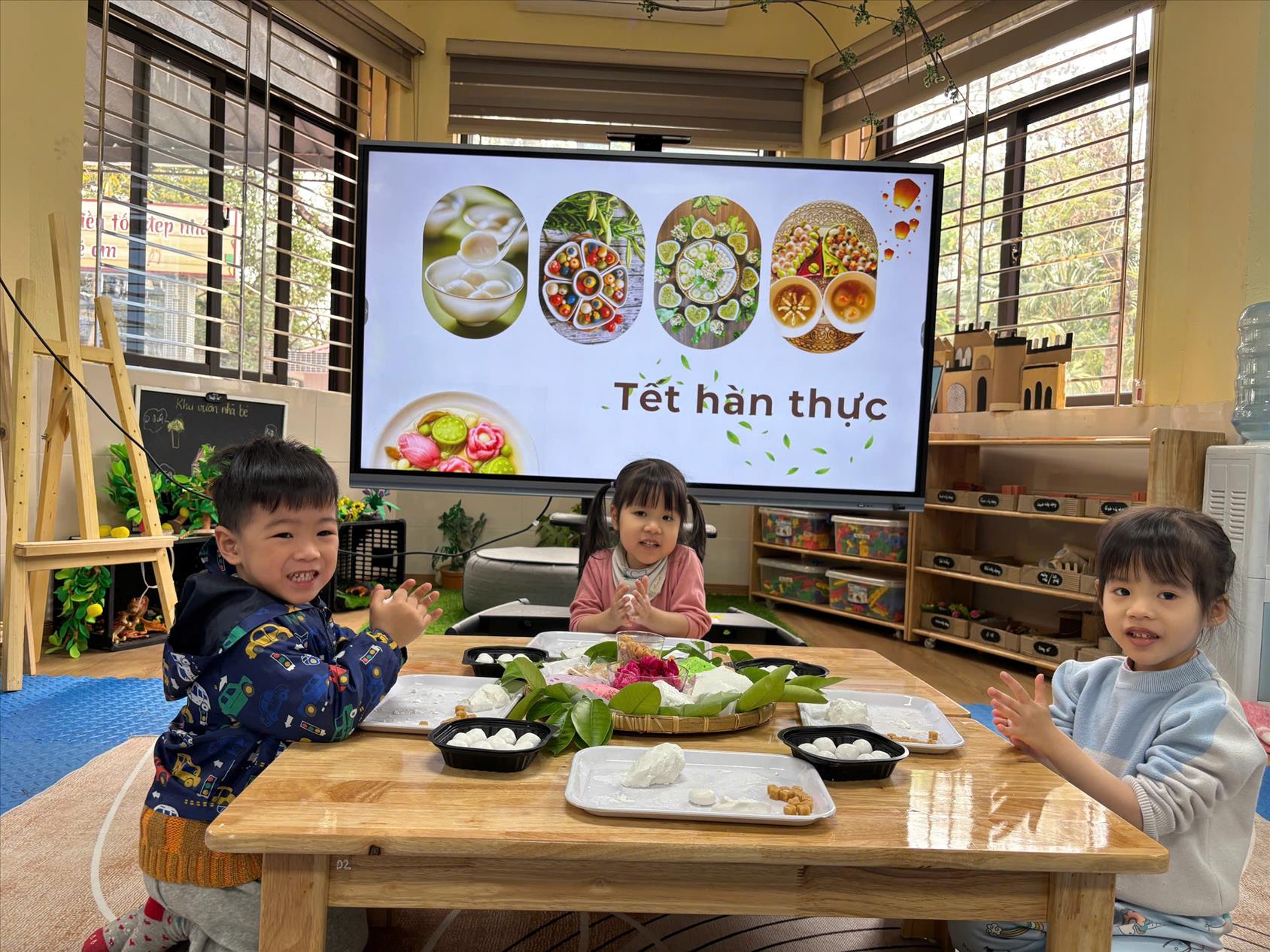 Các bé lớp MGB C1 vui làm bánh trôi nước dịp Tết Hàn Thực