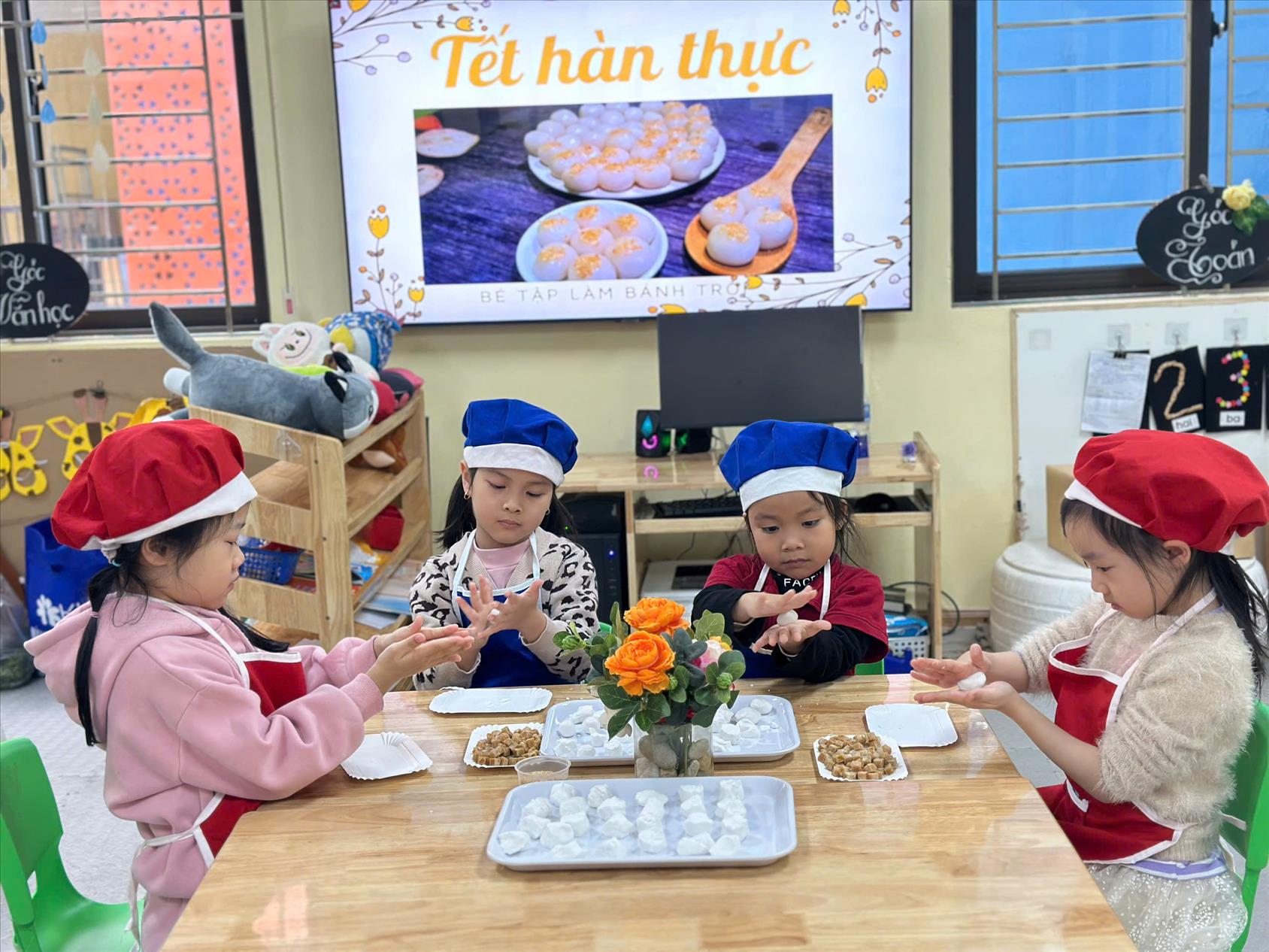 Các bạn nhỏ lớp A2 trải nghiệm nặn bánh trôi