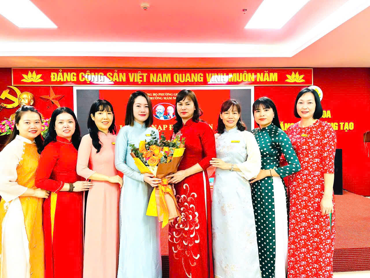 Chi bộ Trường Mầm non Tuổi Hoa tổ chức Lễ Kết nạp Đảng viên mới