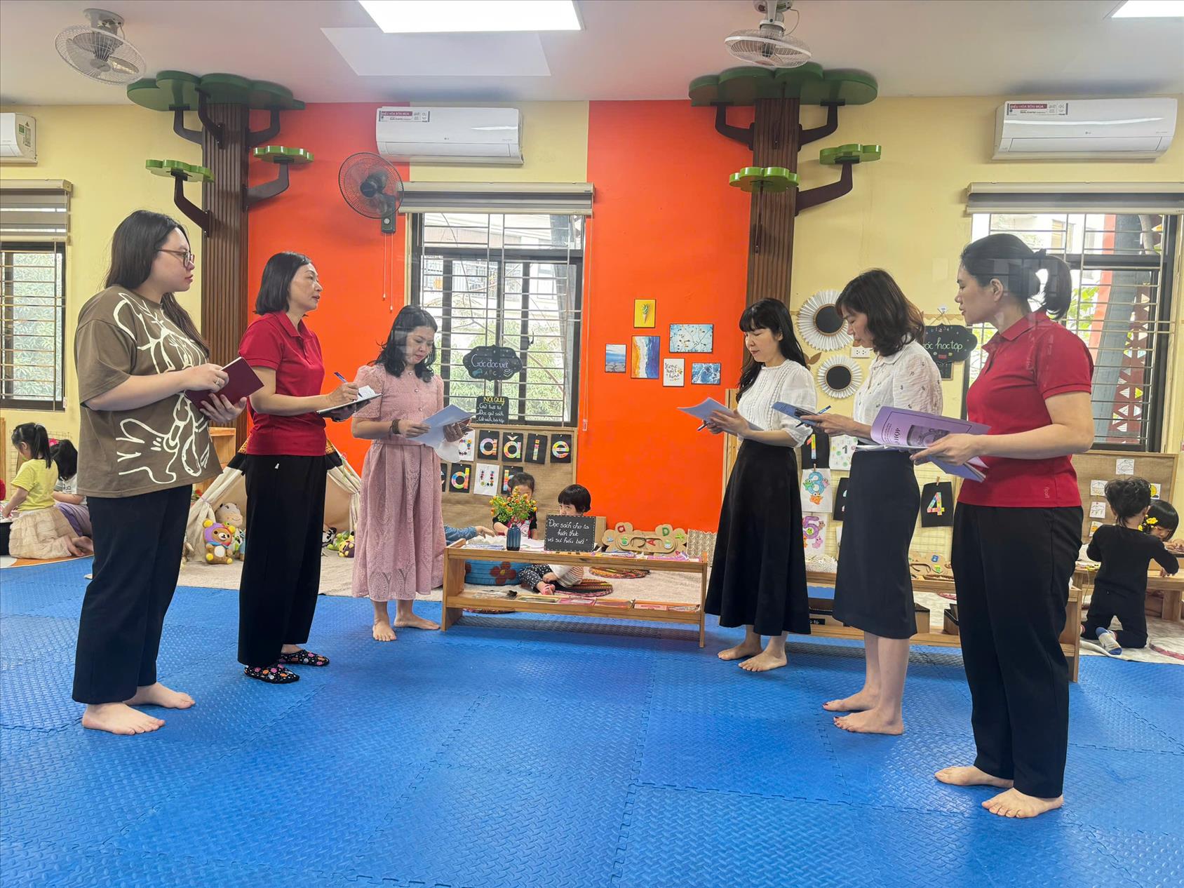 Lớp mẫu giáo nhỡ B1 tích cực tham gia hội thi "Xây dựng môi trường giáo dục phát huy tính tích cực của trẻ"