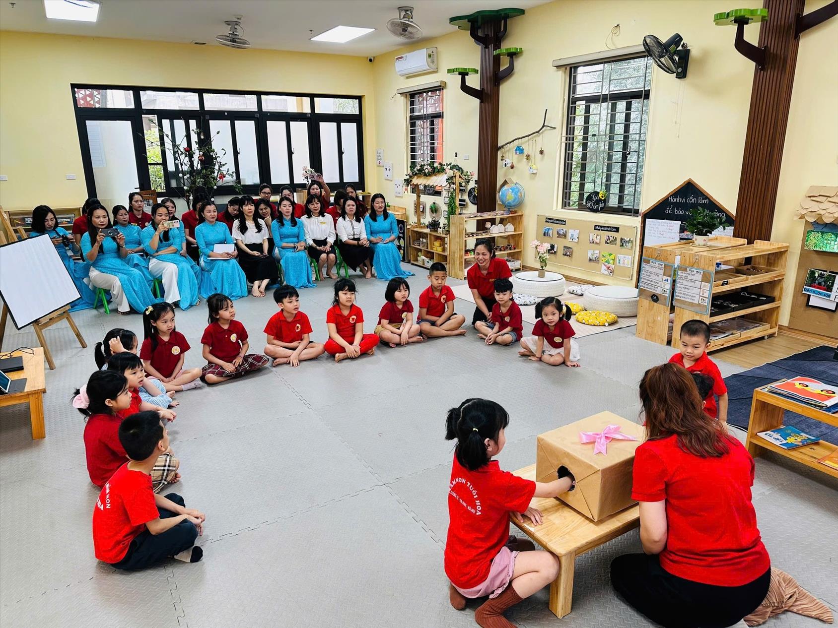 Lớp mẫu giáo A2 tổ chức hoạt động trải nghiệm “Khám phá vải”
