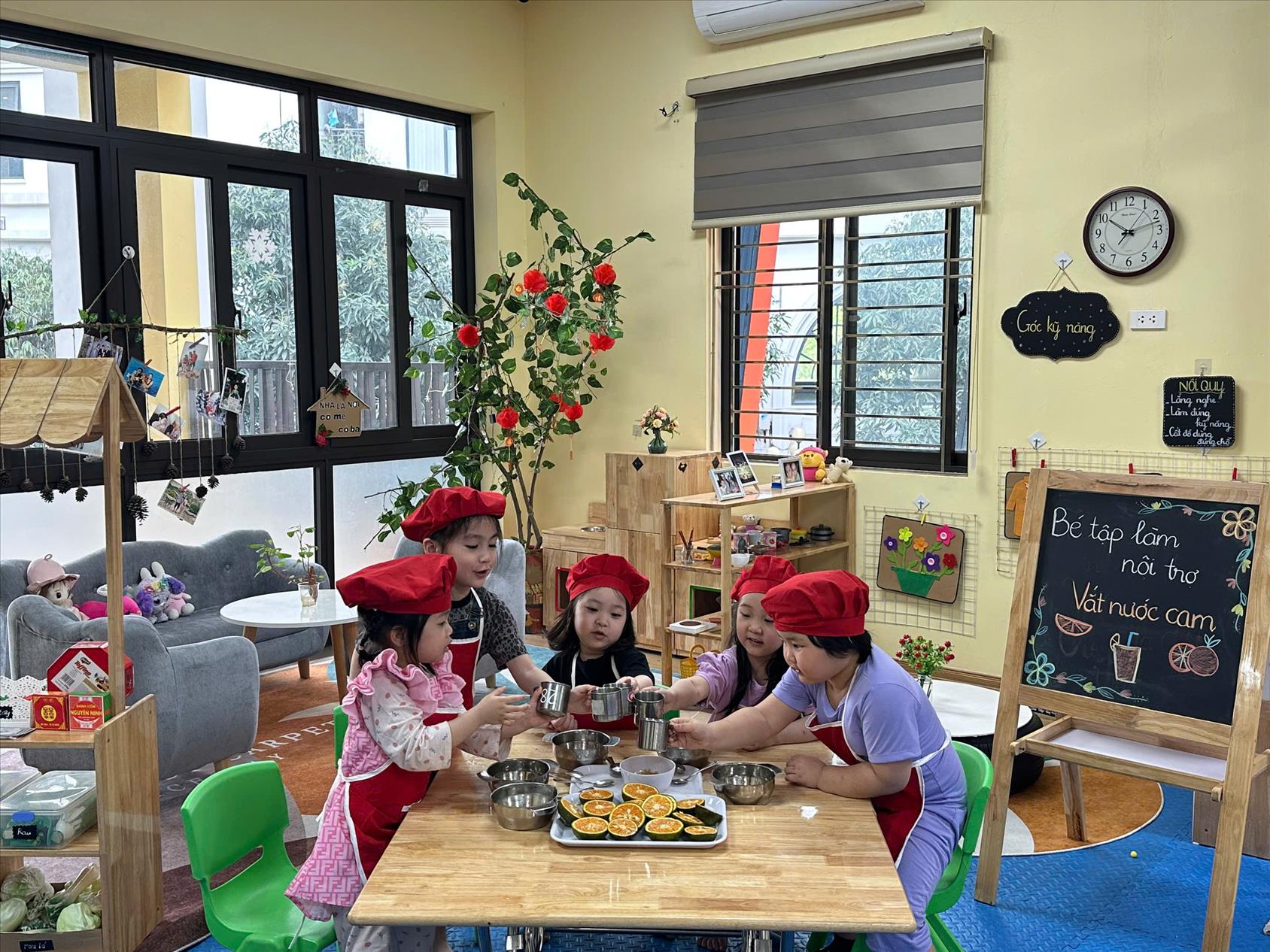 Lớp mẫu giáo nhỡ B1 trường mầm non Tuổi Hoa vui thích tham gia hoạt động bé tập làm nội trợ "Vắt nước cam"