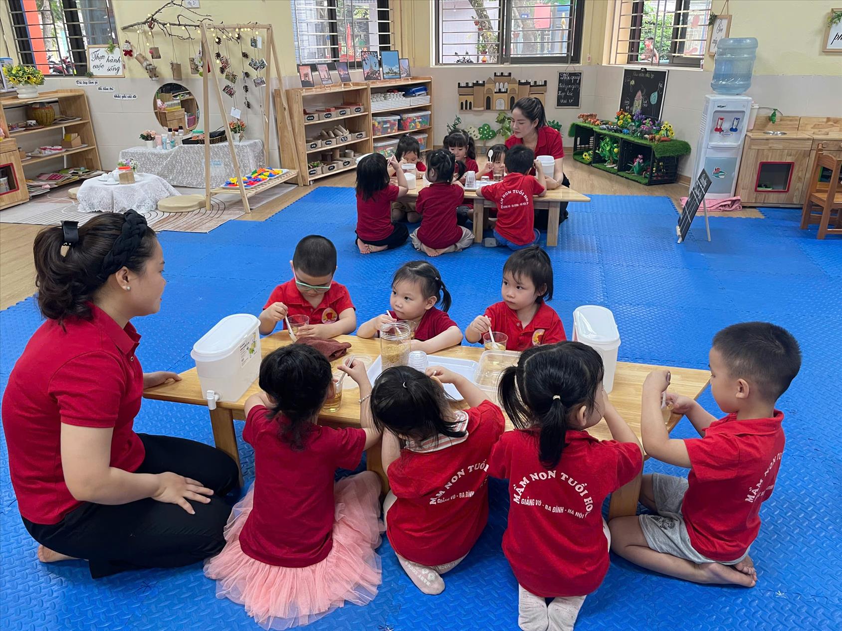 Hoạt động khám phá kỳ diệu về “sự hòa tan của đường” cùng các bé mẫu giáo bé C1