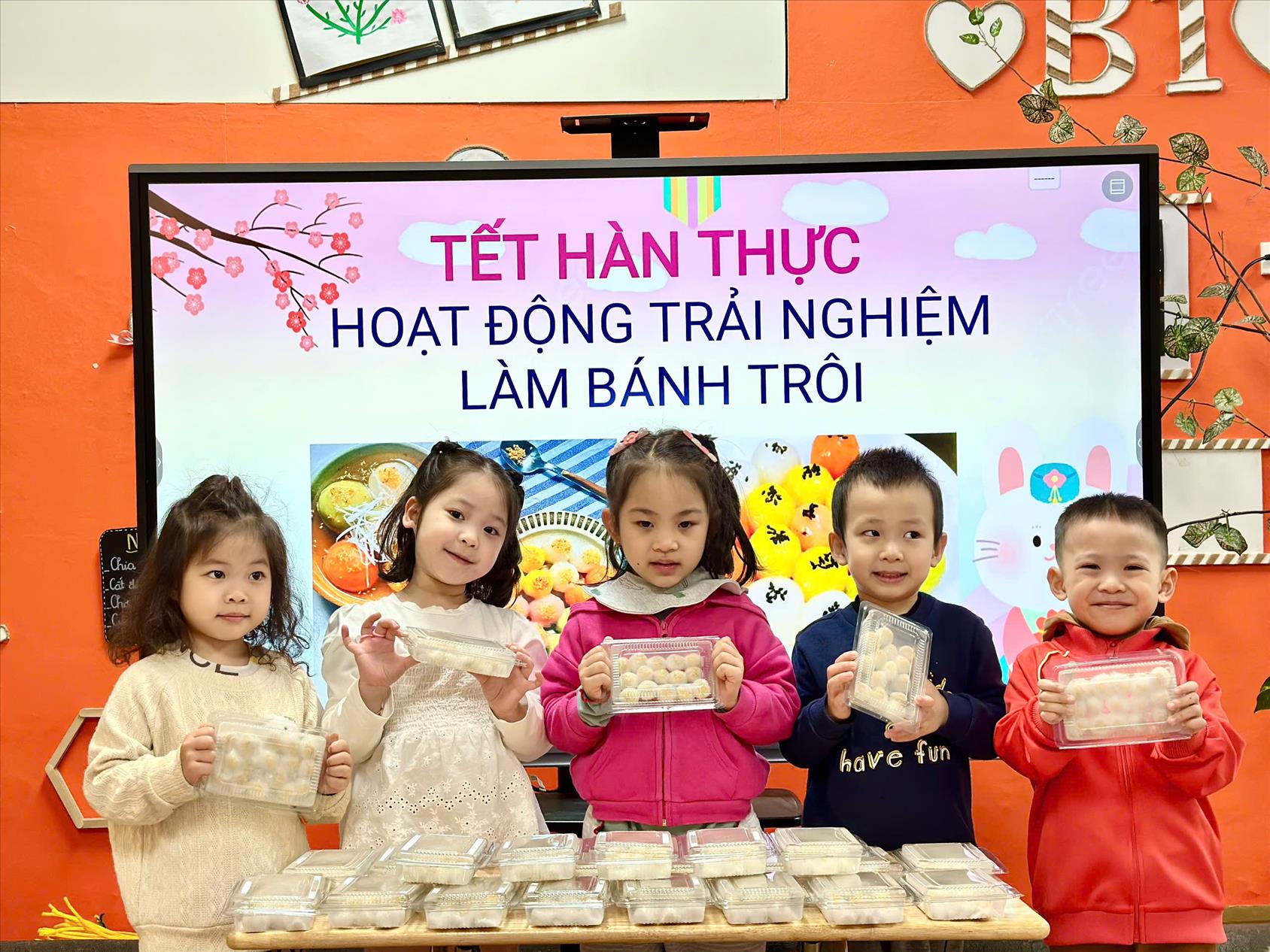 Các bé lớp MGN B1 khám phá và trải nghiệm ngày Tết Hàn Thực