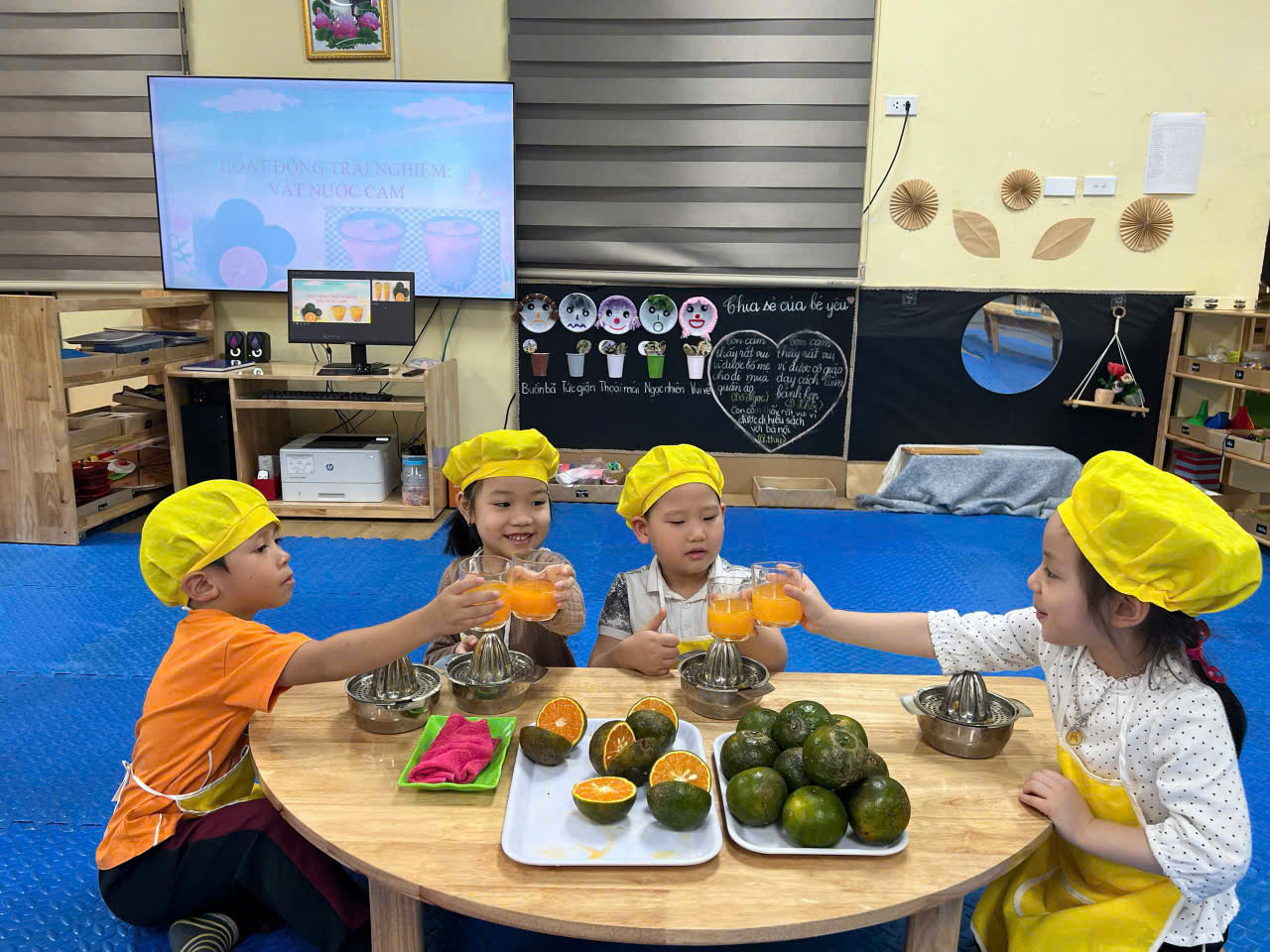 Các bé lớp B3 hào hứng với hoạt động trải nghiệm bé tập làm nội trợ ‘Vắt nước cam’