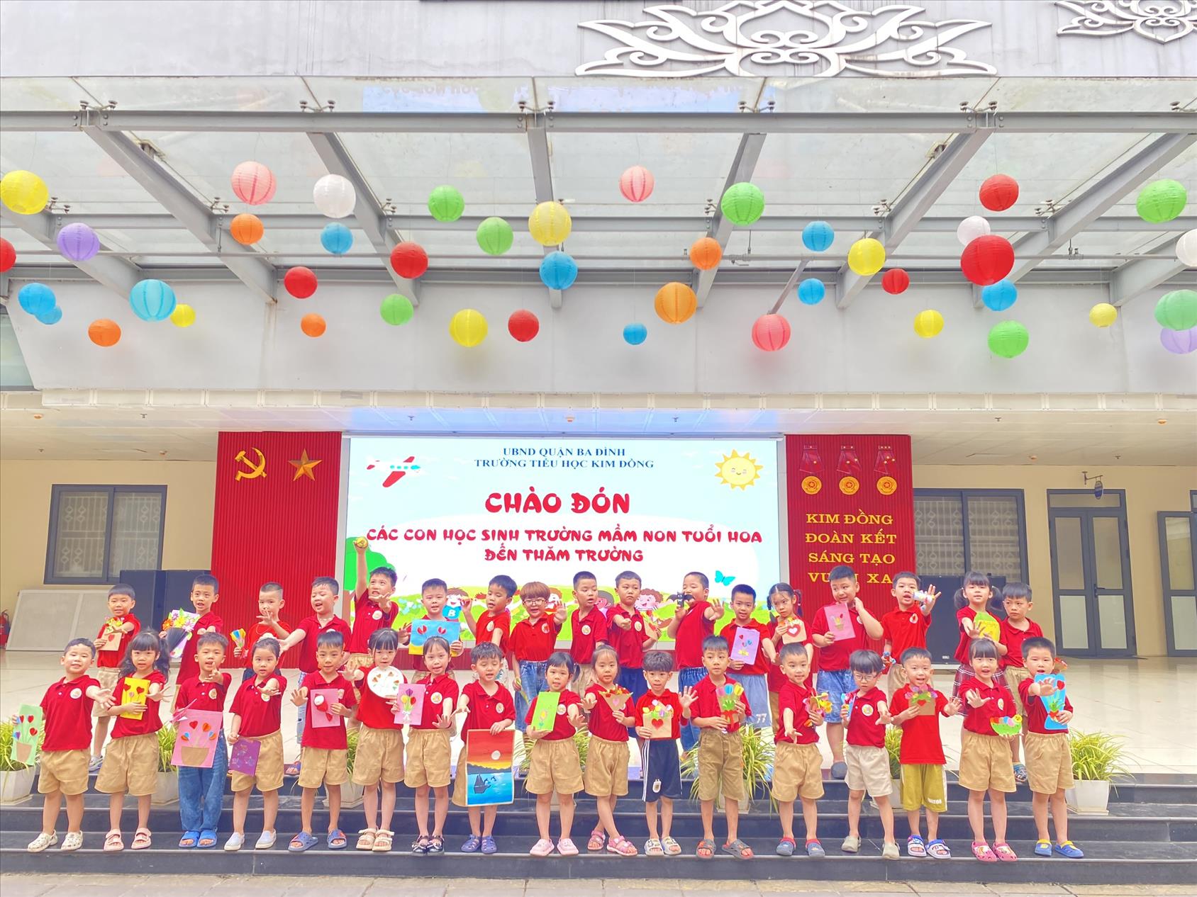 Buổi trải nghiệm tham quan trường Tiểu học Kim Đồng của các bé lớp A1 trường mầm non Tuổi Hoa.